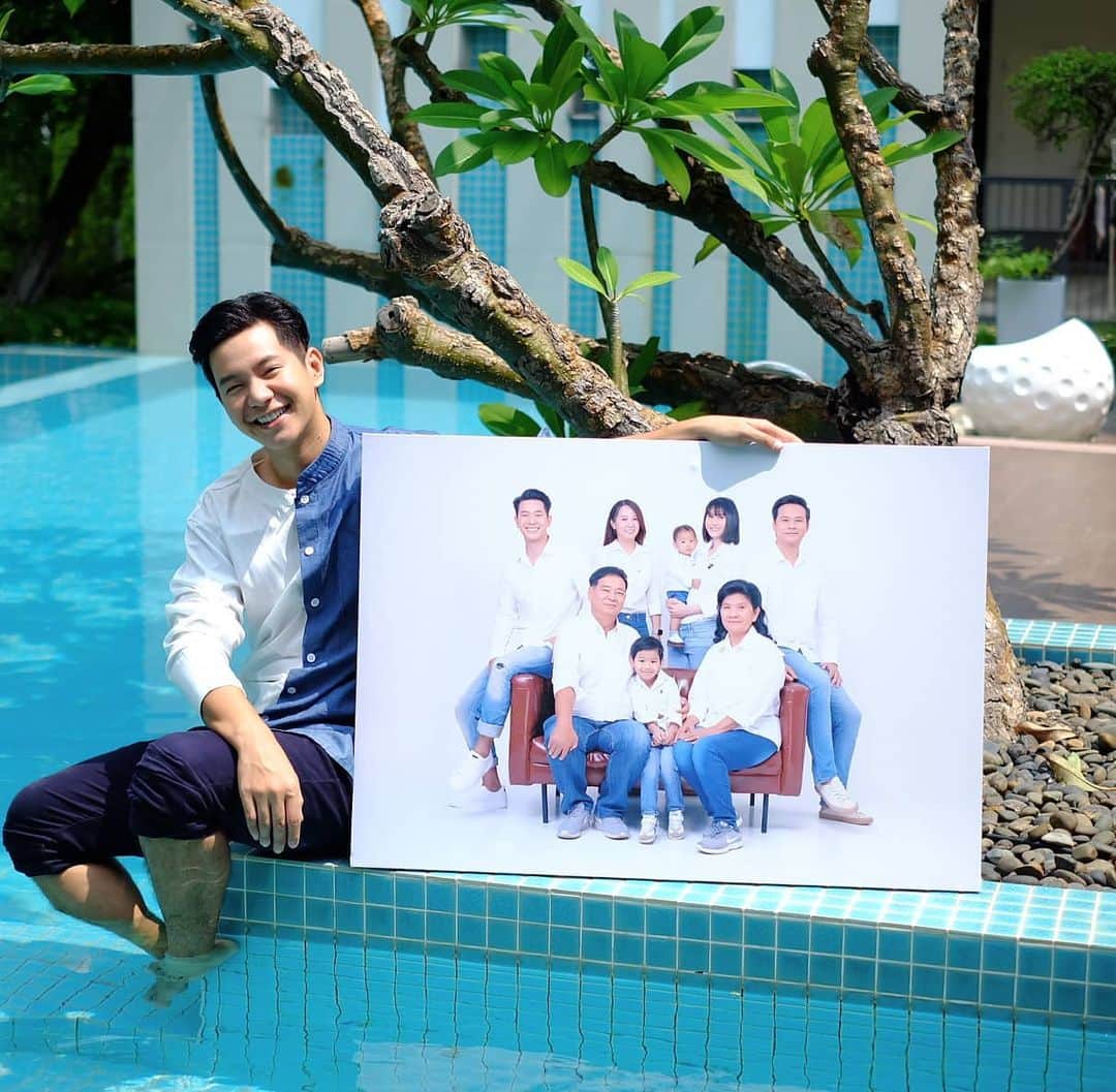 アイス・サランユーのインスタグラム：「Family Portrait ที่อยากถ่ายมานาน❤ ขอบคุณ @canvascanvas.official มากๆสำหรับภาพแห่งความทรงจำนี้ (ที่ส่งมาให้เป็นของขวัญ) ตามหาของขวัญสวยๆแบบนี้ ลองเข้าไปดูรายละเอียดได้เลยครับ #canvascanvas  #ของขวัญที่ใครก็อยากได้  ขอบคุณพี่ @yordyings ด้วยครับ 🙏」