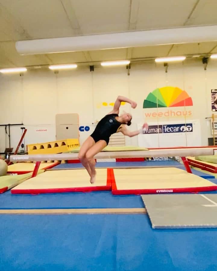 バネッサ・フェラーリのインスタグラム：「𝙲𝙾𝙼𝙴 𝚄𝙽 𝚄𝚁𝙰𝙶𝙰𝙽𝙾  🌪..............📍  #vanessaferrari #gymnastics #gym #italiateam #slowmotion #workout」
