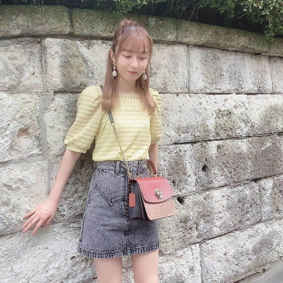 市野莉子さんのインスタグラム写真 - (市野莉子Instagram)「今日の服🌞 - tops @dholic_official skirt @murua_official bag @coach - このトップスは 今日のYouTubeで紹介しとるよ👚 他にも可愛いの沢山紹介したので 是非見に来てくださ〜い！ - #りかりこ#双子 #ファッション#コーディネート #コーデ#今日のコーデ#プチプラ #dholic#murua#fashion#ootd #韓国ファッション#me」7月22日 19時23分 - riko_ichino