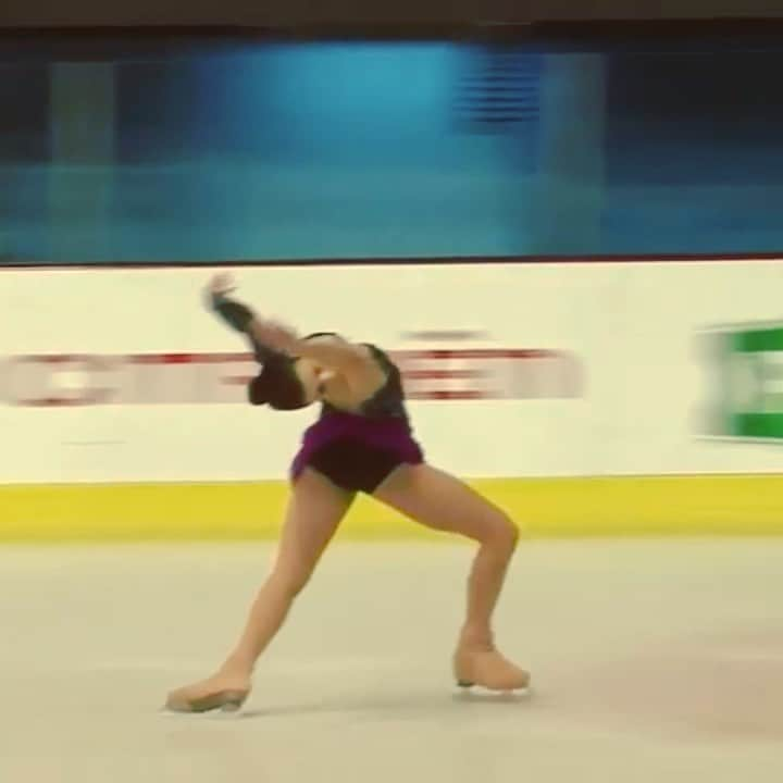 シャンテル・ケリーのインスタグラム：「ISU have announced they’ve had to cancel the JGP series this year to make sure all the athletes can stay safe. As much as it’s sad, it’s important we all keep doing our part right now! This is a #throwback clip to one of my JGPs in Croatia when I did singles! #babyshon #nextstopicedance」