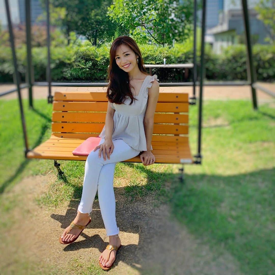 福山唯のインスタグラム：「差しが強くて日陰が涼しくて気持ち良かった日☀️ . .  マスクを毎日するからベースメイクがだいぶ変わった👀 この日は @ipsa_jp で✨ 明るく見せたいところにブルーのコントロールカラー♡ ファンデーションは、クリームタイプ。 全体ではなく目の下や気になるところだけ☺️ポンポンと。 パウダーは全体に✨パッと明るくなるからずっと愛用してます♡ . . 他のアイテムはタグ付けしておくね💄 . . 私は明日からの連休は変わらずお仕事✏️ 仕事が終わったら直帰予定☺️✨　 お仕事の方頑張りましょう🙌 . .  #cosmetics #basemakeup #basemake #ipsa #メイク　#メイクアップ　#ベースメイク　#夏コーデ　#ベンチ　♡」
