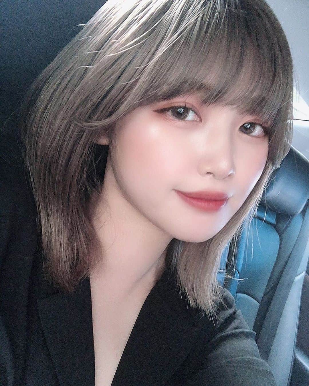 美月リカのインスタグラム：「15センチ髪の毛を切って 久しぶりにブリーチしました❤️  どうかな？☺️」