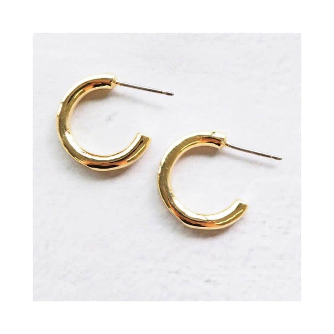 コレカウのインスタグラム：「ㅤㅤㅤㅤㅤㅤㅤㅤㅤㅤㅤㅤㅤ Recommend ㅤㅤㅤㅤㅤㅤㅤㅤㅤㅤㅤㅤㅤ  身に着けるだけで旬な雰囲気に✨ ㅤㅤㅤㅤㅤㅤㅤㅤㅤㅤㅤㅤㅤ  VATSURICA 《trim》エポフープピアス ¥2,530(in tax) ㅤㅤㅤㅤㅤㅤㅤㅤㅤㅤㅤㅤㅤ ㅤㅤㅤㅤㅤㅤㅤㅤㅤㅤㅤㅤㅤ ㅤㅤㅤㅤㅤㅤㅤㅤㅤㅤㅤㅤㅤㅤㅤㅤㅤㅤㅤㅤㅤㅤㅤㅤㅤㅤ  #フープピアス #エポフープピアス #vatsurica #プチプラアクセサリー  #プチプラ #pierce #earrings #アクセサリー #アクセサリーが主役 #カジュアルファッション  #めっかわ #summerfashion #ladysfashion  #perky_room #韓国ファッション #夏コーデ #シンプルコーデ #大人カジュアル #カジュアルコーデ #サマーコーデ #accessories #fashion #chao_app #zozotown」