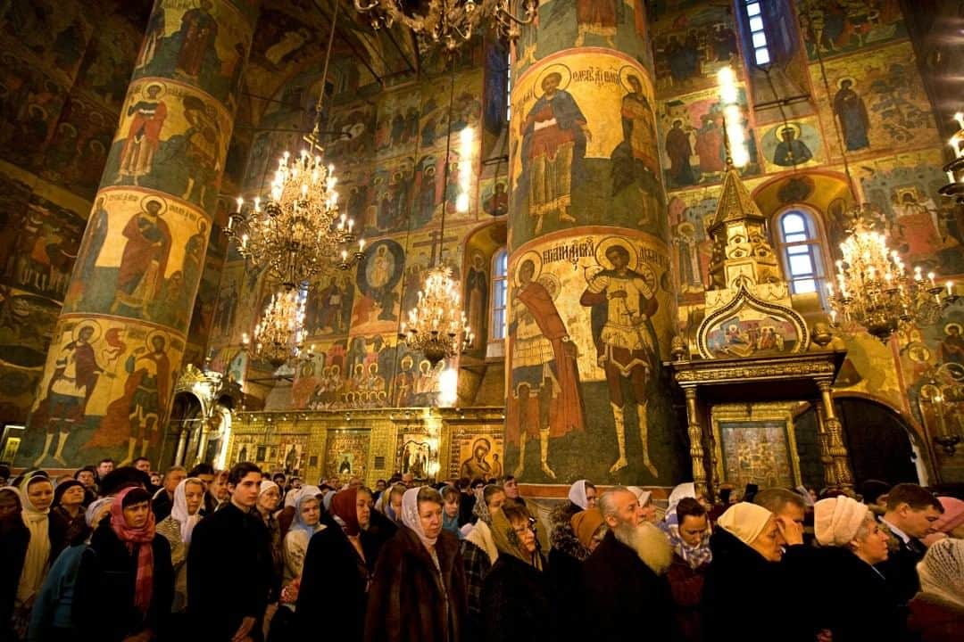 ナショナルジオグラフィックさんのインスタグラム写真 - (ナショナルジオグラフィックInstagram)「Photo by @gerdludwig  Resplendent icons of saints oversee a Mass at the restored 15th-century Assumption Cathedral in Russia’s Kremlin. The historic seat of the Russian Orthodox Church, the cathedral—where emperors once worshipped—became a museum during the communist era.  This photograph is now on display at the 2020 Festival La Gacilly-Baden, alongside exhibits of my work on Moscow and Chernobyl. This year’s festival, featuring 30 outdoor exhibits dedicated to environmental and humanitarian photography—including ones from my colleagues @williamalbertallard and @michaelnicknichols—will run to October 26. #FestivalLaGacillyBaden #Moscow #Russia」7月22日 19時38分 - natgeo