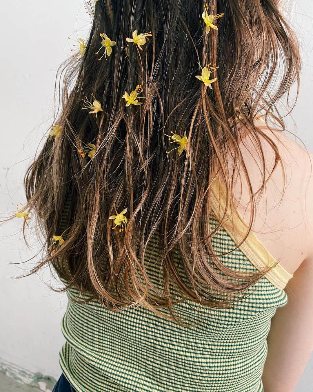 高橋美穂さんのインスタグラム写真 - (高橋美穂Instagram)「. 一番お気に入りの写真☺️🌼 . 細〜い三つ編みを紛れ込ませて お花を散りばめました🌼 . #mihoc_hair #hairstyle #fumikauchida」7月22日 19時40分 - sleeping0mihoc