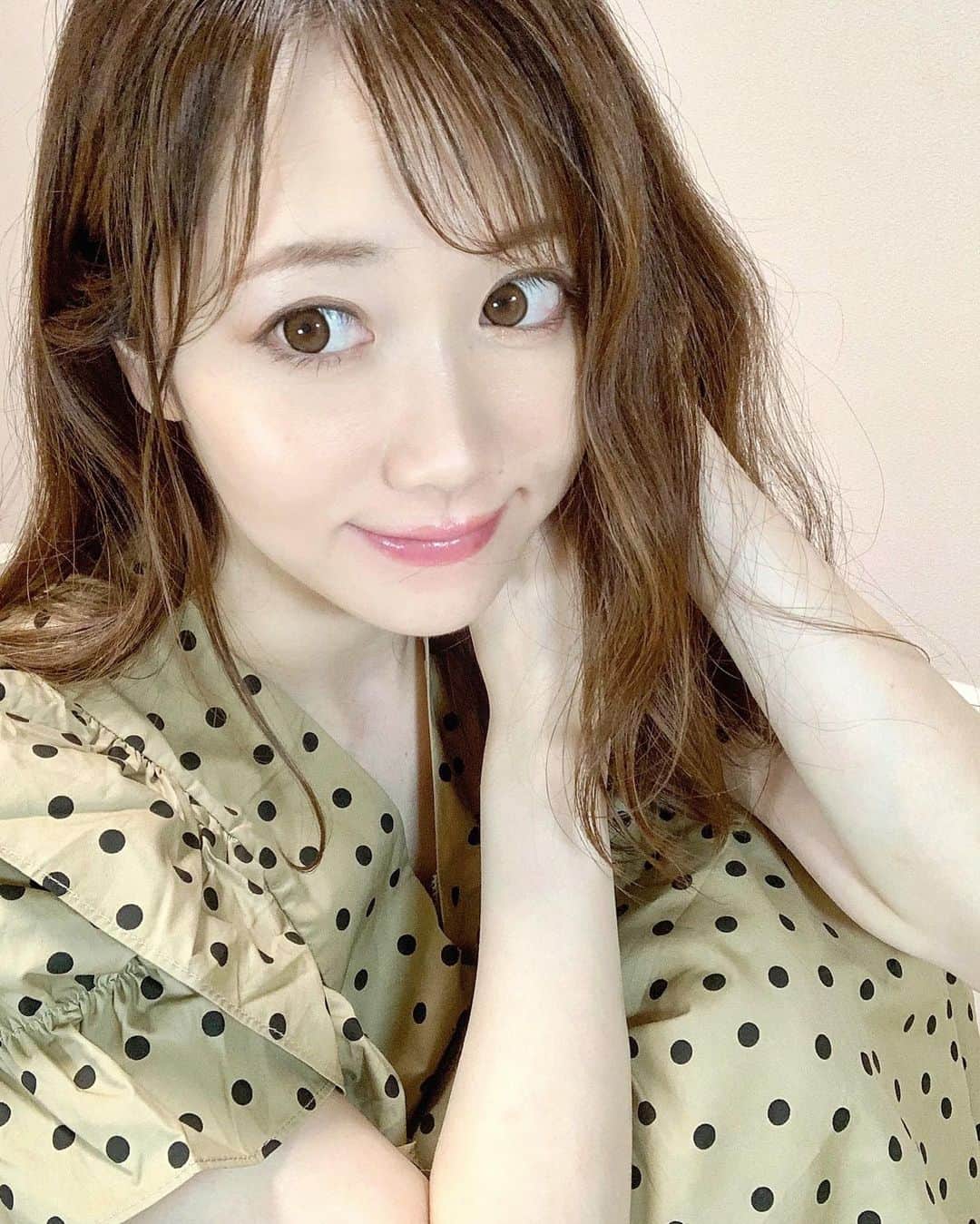 佐藤瀬奈さんのインスタグラム写真 - (佐藤瀬奈Instagram)「“落ちにくい・くずれにくい”で人気の @revlonjapan のカラーステイシリーズから新しい形状のクッションが出たので使ってみたよ♡⠀ ⠀ これすごい🥺！マットに仕上がりつつ綺麗なツヤもでる「透けツヤマット肌」にしてくれる💕 クッションファンデでこんなにカバー力あるのってなかなか無いから嬉しい😭✨⠀ ⠀ 最近マスク＋湿気でメイクがよれやすかったけど、これを使い始めてからはくずれにくくもなりました🥰 これで夏を乗り越えられるぞー😂✨ ・ ・ ・ #レブロン #レブロンカラーステイクッションロングウェアファンデーション #レブロンファンデ #透けツヤマット肌 #新作コスメ #クッションファンデ #PR」7月22日 19時50分 - senapuu