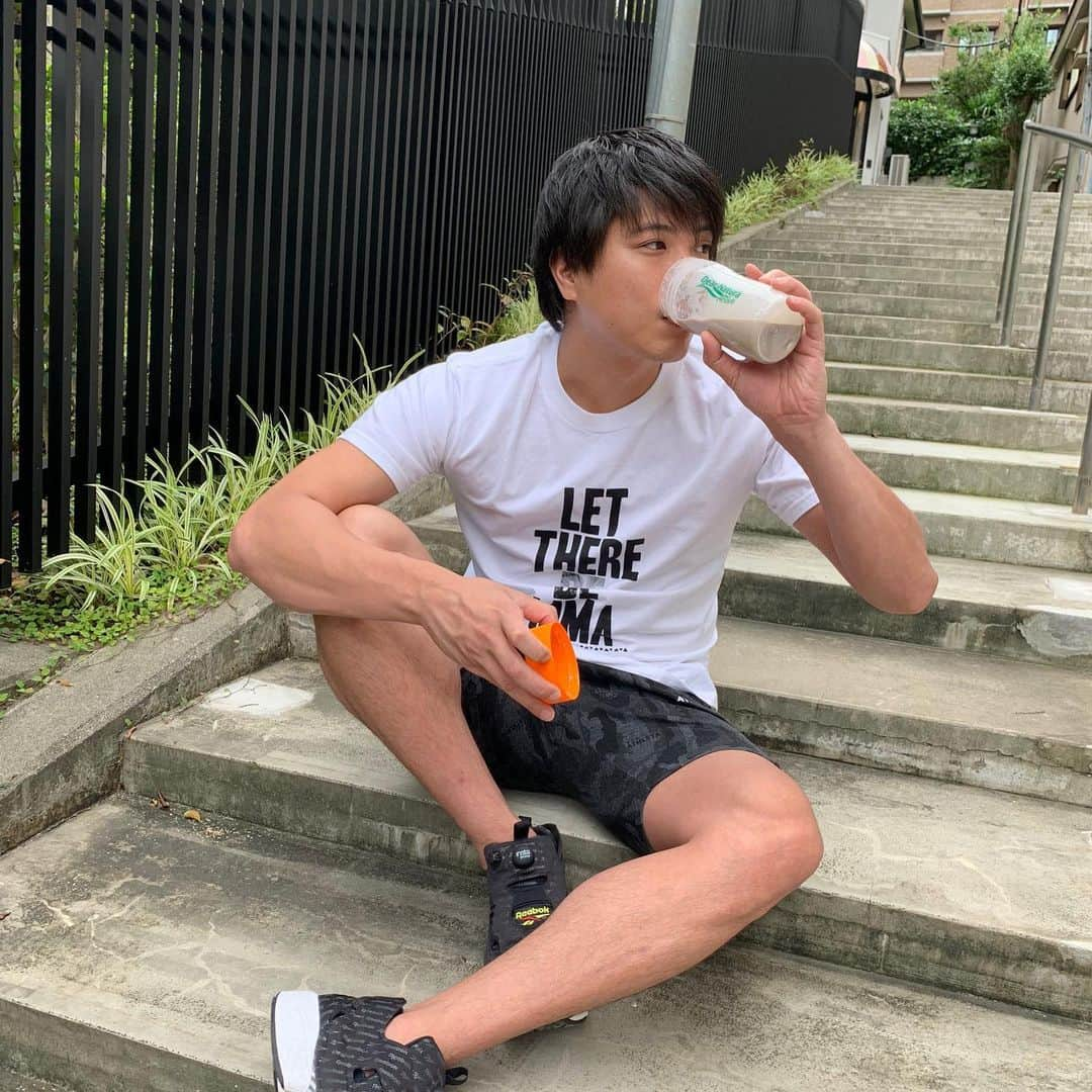 保田賢也さんのインスタグラム写真 - (保田賢也Instagram)「. 今年の夏は朝のトレーニングで1日を始めています 自宅や外などでトレーニングを習慣化させる！ 今日は天気が良かったので1時間有酸素運動 他の場所でトレーニング出来なくなった分、この1時間は本当に大切　  . アサヒグループ食品様から頂いたプロテインでたんぱく質メインに栄養素を補給  . 一般的にはトレーニング後30分以内にプロテインを摂るといいと言われているけど、 僕はトレーニング中に飲むタイプなので、喉が渇いたら作って飲むようにしています。  . 美味くて栄養価の高いプロテインを飲めることがトレーニング中のやる気スイッチにもなる 豆乳で作るのがオススメ  . 継続することが大切。 引き続き継続してきます！ . . #ディアナチュラ #dearnatura #dearnaturaactive #protein #stayactiveathome #pr #ディアナチュラアクティブ  #ディアナチュラ部 #ディアナチュラのプロテイン #プロテイン  #宅トレ #運動 #健康 #健康維持 #栄養補給 #乳酸菌」7月22日 19時43分 - kenya_yasuda_