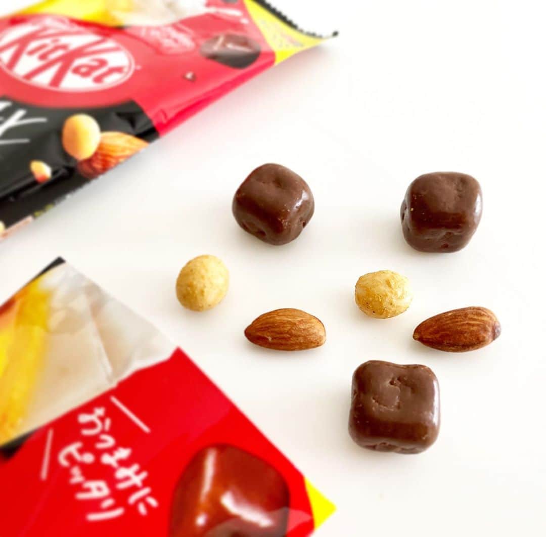 市川歩美のインスタグラム：「「キットカットスナックス」って知ってますか？？ 7月20日に全国のコンビニエンスストアで販売されたばかり。キットカット初のおつまみみたいなスナックです。  チーズ風味の大豆と、塩気のあるアーモンドとキューブ状のキットカットがぐるぐると甘辛無限ループになって、止まりません🌀💕🌀💕🌀198円です。  小学館Oggi.jpでも記事にしました😊 #ilovechocolate  #chocolat #chocolatelovers  #chocolate #チョコレート #チョコレート大好き #チョコレート好き #ショコラ #チョコレート好きと繋がりたい #チョコレートケーキ #カカオ #キットカット #キットカットスナックス #kitkat #コンビニチョコ #おうちチョコ」