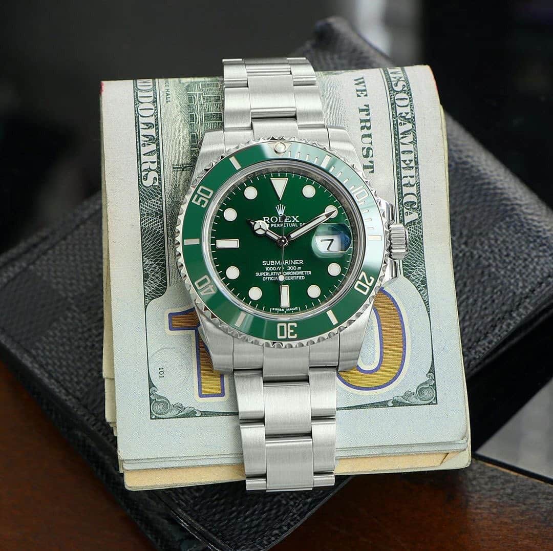 Daily Watchさんのインスタグラム写真 - (Daily WatchInstagram)「The money clip Rolex 💵 Submariner Date Ref 116610LV. Also known as the Hulk. Photo by @rolexdiver」7月22日 19時51分 - dailywatch