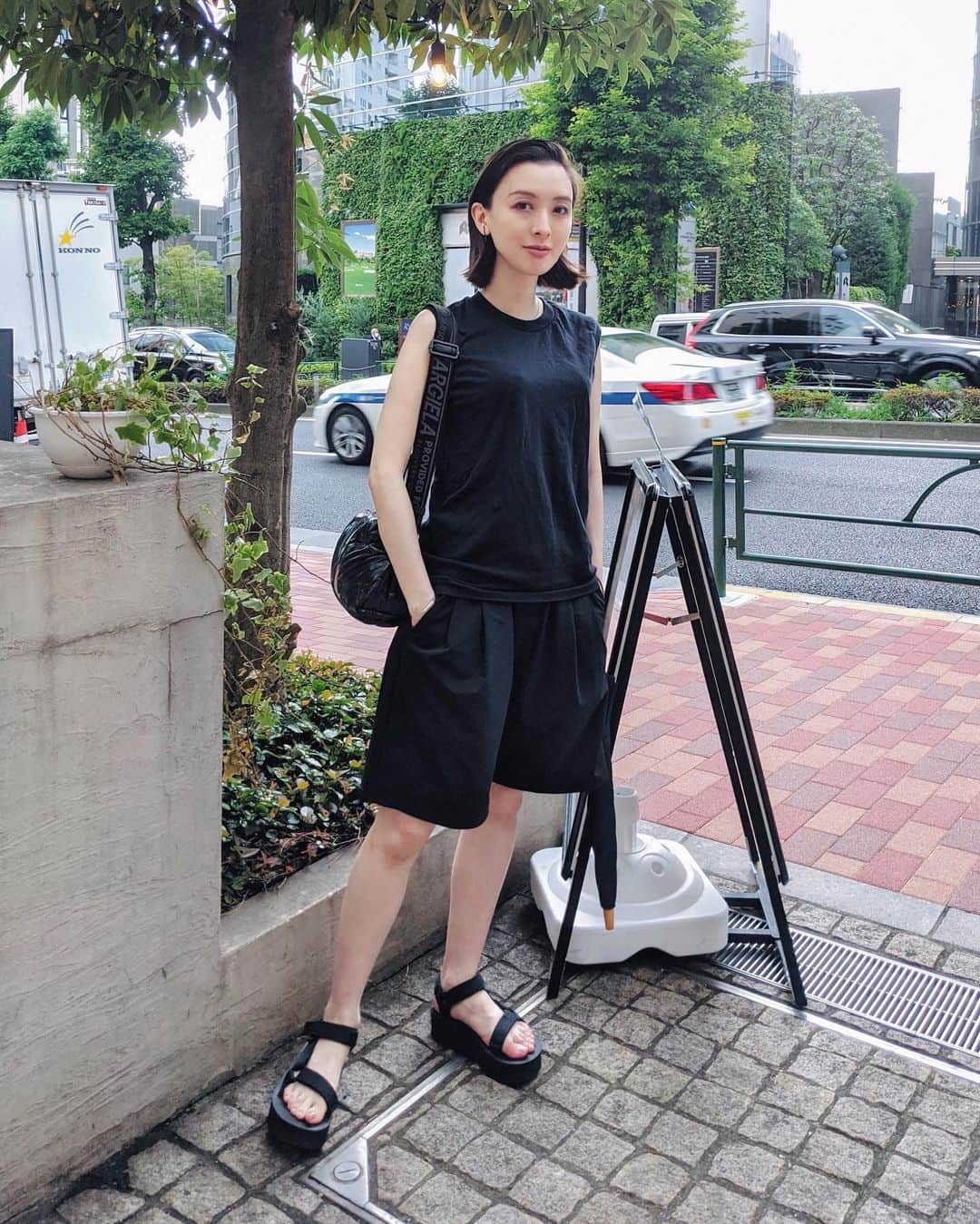 前田紀至子のインスタグラム：「今夏はもっぱらブラックコーデが多め。 探していたショーツに近しいものを無印で見つけられたのが最近の収穫です。  ヘアスタイリングはDAMDAMのPRの方に教えて頂いた通り一滴髪に付けてみたところ「そんな事ってある！？」ってくらいふんわりナチュラル且つ良い感じにスタイリングできてしまった。  四連休のステイホーム、さて何しましょうね。  #hanes#mujilabo#teva#damdam#liveteva」