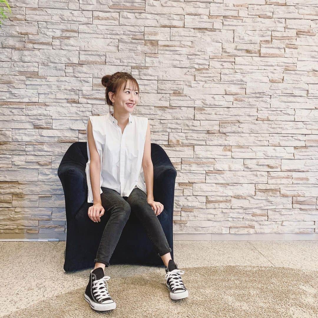 澤田南のインスタグラム：「🛋 Automatic (#宇多田ヒカル さん風) 笑 . #どうもすみません　シリーズ　🙇‍♀️🔥 #似てるのはどう見ても椅子だけ」
