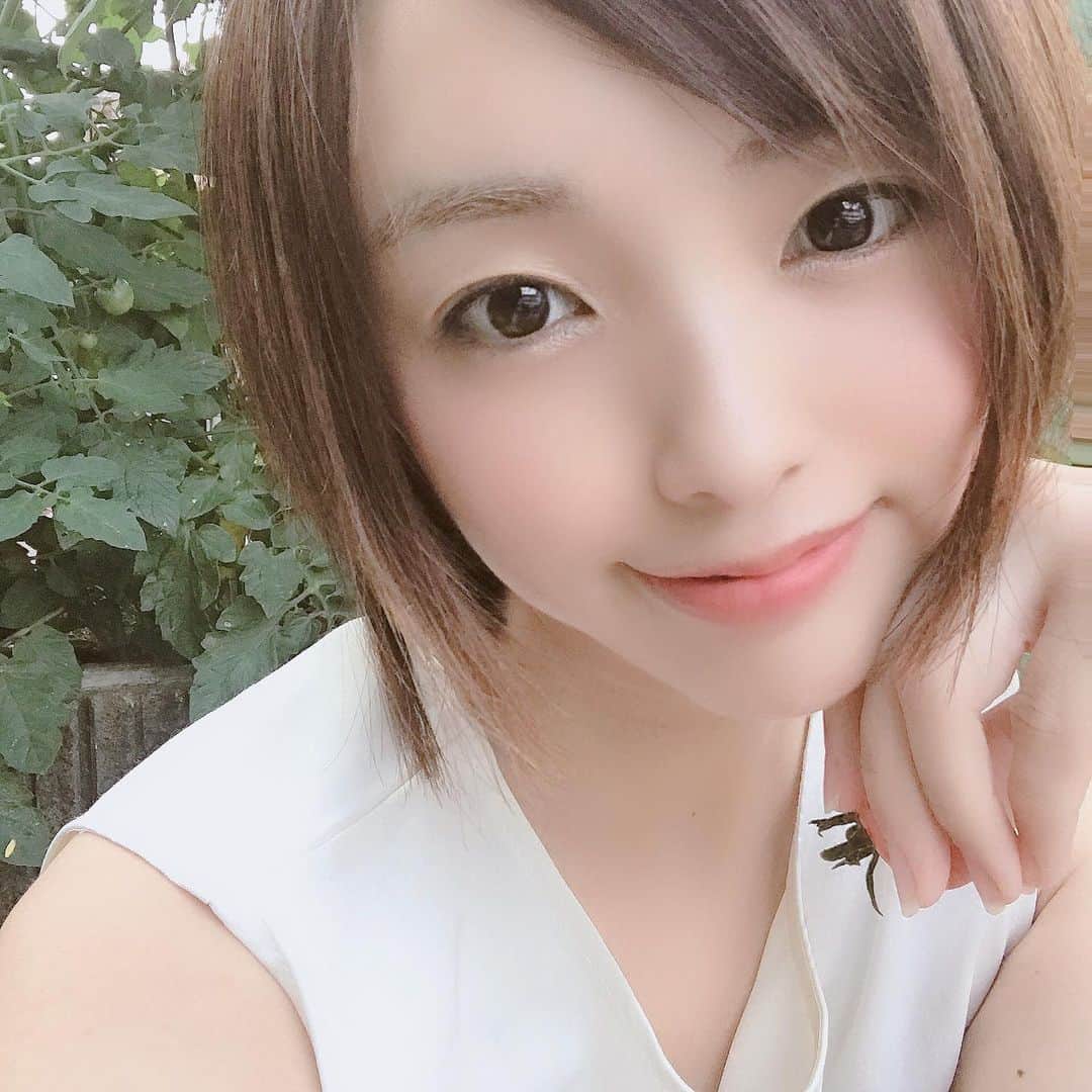 のインスタグラム：「最近#裸眼メイク ❤️﻿ そして、ノーファンデだけど @yagbeauty_official 行ってるおかげで調子良い✌️☺️💕﻿ ﻿ レーザートーニングの間隔を少し短くしただけでそばかす薄くなるの早い😂💕﻿ ﻿ トーンアップもするから、﻿ ベースは日焼け止め→コンシーラー→フェイスパウダーのみ❤️﻿ ﻿ メイクも時短できてヨレにくいし、肌も呼吸できてる感じがしてとーっても楽☺️💕💕﻿ ﻿ ちゃんと日焼け止め塗って毎日パックして、メンテナンス行って頑張りたいな❤️﻿ ﻿ YAG BEAUTY CLINIC﻿ ☏0120915959﻿ ﻿ 最近トマト大収穫です🍅﻿ ほっといたら、苗ひとつとは思えないくらいの化け物みたいな大きさ😂ww﻿ ﻿ #美肌ケア #美肌 #ノーファンデ　#裸眼 #そばかす #シミ取り #トーンアップ #スキンケア #美魔女になりたい #アラサーメイク #アラサーママ #アラサー美容 #美容大好き #美容好きさんと繋がりたい #美容好きと繋がりたい #YAGBEAUTY #レーザートーニング #RRRマスクパック#美意識向上 #美意識高い人と繋がりたい」
