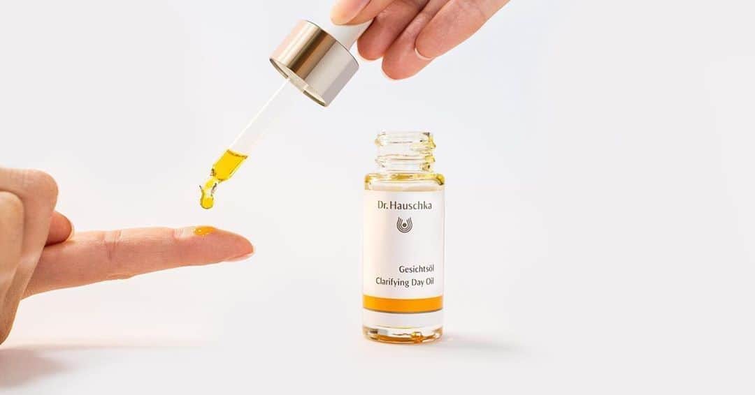 Dr. Hauschka Japan ドクターハウシュカのインスタグラム：「オイルを以て、オイルを制す美容オイル⁠ Dr,ハウシュカの美容オイルは、肌のオイルバランスを⁠ 整えシルキーなお肌に導きます。角質や毛穴の詰まりをスムーズにケアし、カレンデュラやニームエキスなどの植物エキス配合。ニキビや吹き出物の肌トラブルを落ち着かせます。⁠ .⁠ .⁠ さらっとした使用感の伸びのよいオイルで、数滴だけドロップして肌へなじませます。お肌のベタツキが気になる季節にもおすすめのアイテムです。ユニセックスにお使いいただけます。⁠ .⁠ .⁠ ⁠⁠詳しくは公式ホームページへ⁠ →@drhauschkajapan⁠ .⁠ .⁠ #ドクターハウシュカ #Drハウシュカ ⁠#ナチュラルコスメ#オーガニックコスメ#ゆらぎ肌#混合肌#オイル美容#自然派⁠#自然派コスメ#肌質改善 #オイル美容#脂性肌 #肌荒れ#敏感肌#美容マニア#フェイスケア#ユニセックス#おうち時間#セルフケア #角質ケア#皮脂バランス#毛穴#毛穴ケア#ニキビ跡 #美肌#すっぴん肌#美容オイル#ニキビ#皮脂#美容オイル」