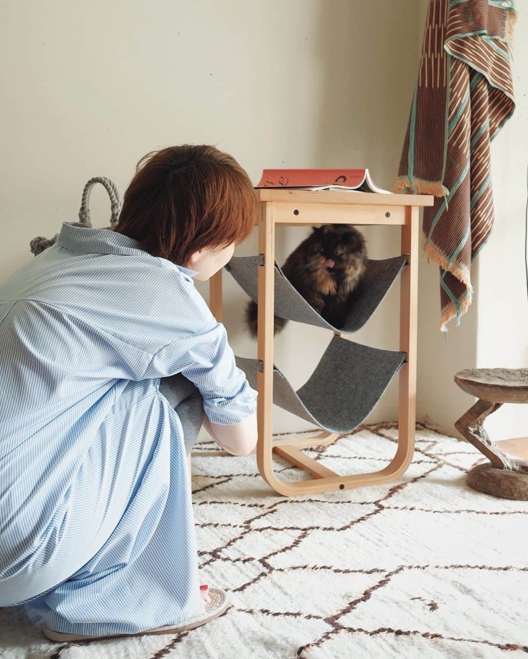 sarasa design storeさんのインスタグラム写真 - (sarasa design storeInstagram)「｜sarasa design x BLUENEKO「人と猫の暮らしを考えた 猫と人が一緒に使う家具⠀ .⠀⠀⠀⠀ ────────────────────⠀⠀⠀⠀ ・⠀⠀⠀⠀ ●b2c Neko Hammock⠀⠀⠀ 定価：63,800円 (税込)⠀⠀⠀⠀⠀⠀ ・⠀⠀⠀⠀ ▶お買い物は写真をタップ！または @sarasa_design アカウントトップから。⠀⠀⠀⠀⠀⠀⠀ ・⠀⠀⠀⠀ ────────────────────⠀⠀⠀⠀⠀⠀⠀⠀⠀⠀ .⠀⠀⠀⠀ こちらの商品を @taka509 さんに撮影協力いただきました。⠀⠀⠀ そのお写真をリポストさせていただきます。ご紹介と共に以下のコメントいただきました。⠀⠀⠀⠀ .⠀⠀⠀⠀ ──⠀⠀⠀⠀⠀⠀ .⠀⠀⠀⠀ カフェテーブルにもなる2段式のキャットハンモック。⠀ シンプルだけど、置いているだけで絵になっちゃうような存在感があり、Artekのスツール６０とも相性が良いです☺️⠀ 早速、さっちゃん🐱のお気に入りになりました♪⠀ .⠀⠀⠀⠀ ────────────────────⠀⠀⠀⠀ #sarasadesign をつけて投稿いただいた中からお写真をご紹介する場合がございますので、ぜひ投稿してみてください！！　素敵なお写真お待ちしております！！⠀⠀⠀ ────────────────────⠀⠀⠀ .⠀⠀ #シンプルライフ #モノトーン #インテリア #シンプル #シンプルホーム #シンプルな暮らし #シンプルインテリア⠀⠀⠀ .⠀⠀⠀ #写真好きな人と繋がりたい #家猫 #ファインダー越しの私の世界 #ファインダー越しの猫の世界 #NEKOくらぶ #ねこ写真 #猫写真 #ねこのいる暮らし #ねこのきもち #ねこと暮らす #猫 #ねこ部 #にゃんすたぐらむ #猫のいる暮らし #猫とインテリア⠀⠀ ・⠀⠀ #sarasadesign #sarasadesignlab #sarasadesignstore⠀⠀ .」7月22日 20時00分 - sarasa_design