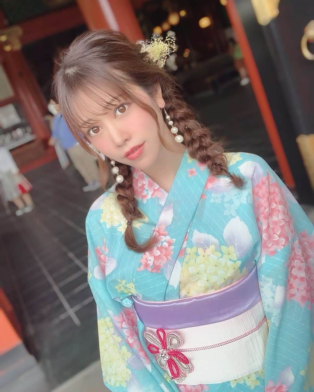 のインスタグラム：「．       先日浅草にて⛩✨ 今年初の浴衣を着ましたっっ💓   今年こそは浴衣着たいなぁ〜って 思ったけどあと何回着れるかなぁ🥺🥺    この浴衣は @aiwafuku さんの👘   沢山あってすごく迷っちゃったけど いつもピンク選びがちなので たまには水色にしてみたよ💕 紫陽花の色合いがとっても綺麗だったの🎶   スタッフの方もとっても親切で 帯とか髪飾りも一緒に選んでくれました✨    ヘアは前からも見えるように ツインにしてもらったの🎀 どうかなー？？😳     浅草行くともんじゃ焼き 食べたくなっちゃうのはわたしだけ？？🤭 今回ももんじゃ食べちゃいました💓     時間過ぎるのがあっという間で 楽しかったなぁ〜🌸   今回はそんなに時間がなかったから またゆっくりできる時に行きたいっ🎶      #浅草愛和服 #浅草着物 #浅草 #着物レンタル #着物コーデ #pr #コラボベース」