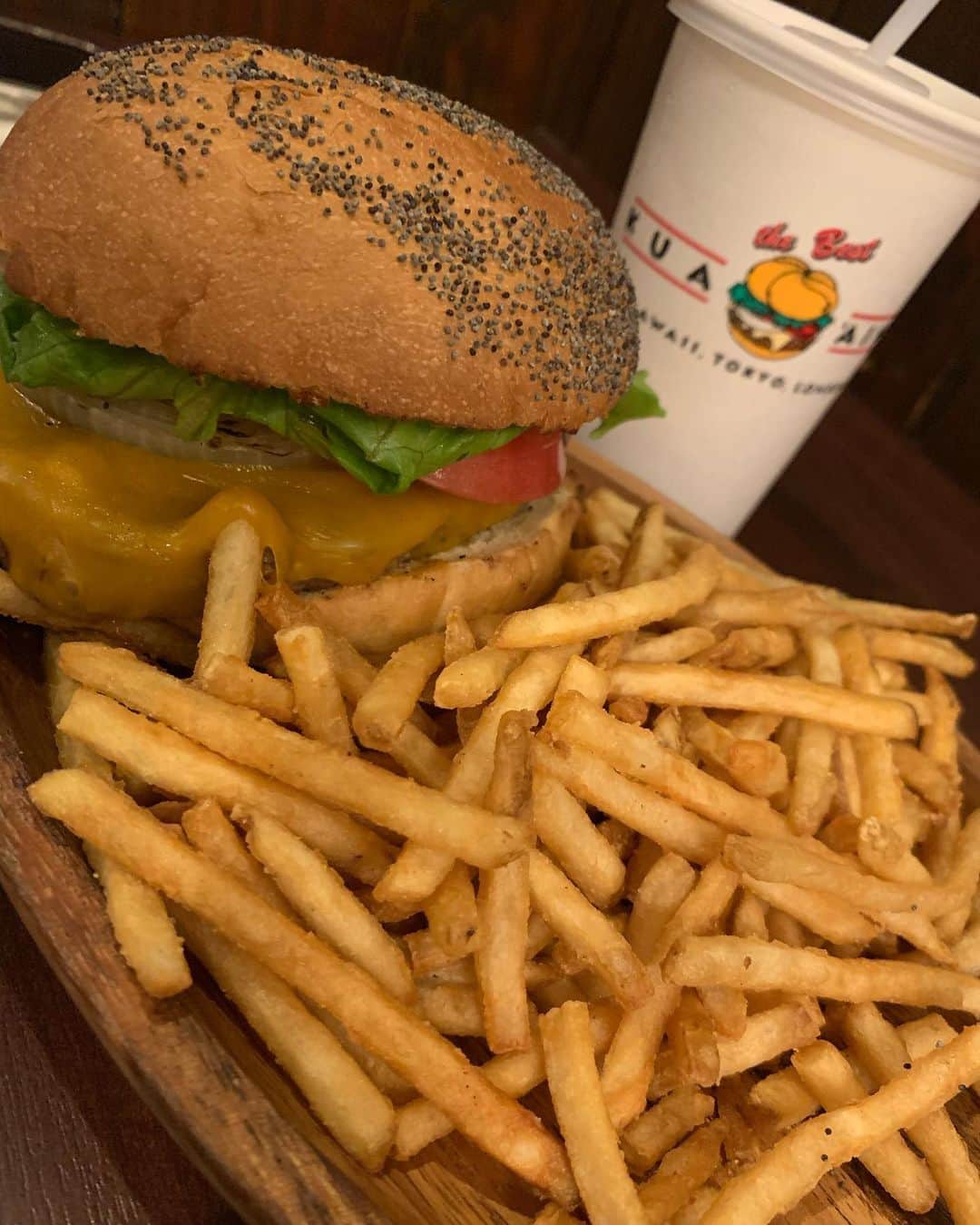 岡本彩也花のインスタグラム：「🍔🍖 . . #時差更新 #久々の投稿 #kuaaina🍔  #ふたご #ともさんかく #66 #叙々苑 #最近ハンバーガーにハマりがち #ポテトの美味しさも重要🍟 #美味しい所教えてください🏠 #安定の焼肉 #食いしん坊みたいだね #やっぱり美味しいもの食べると頑張れちゃう #食べ物はモチベーション🍖🍔🍪」