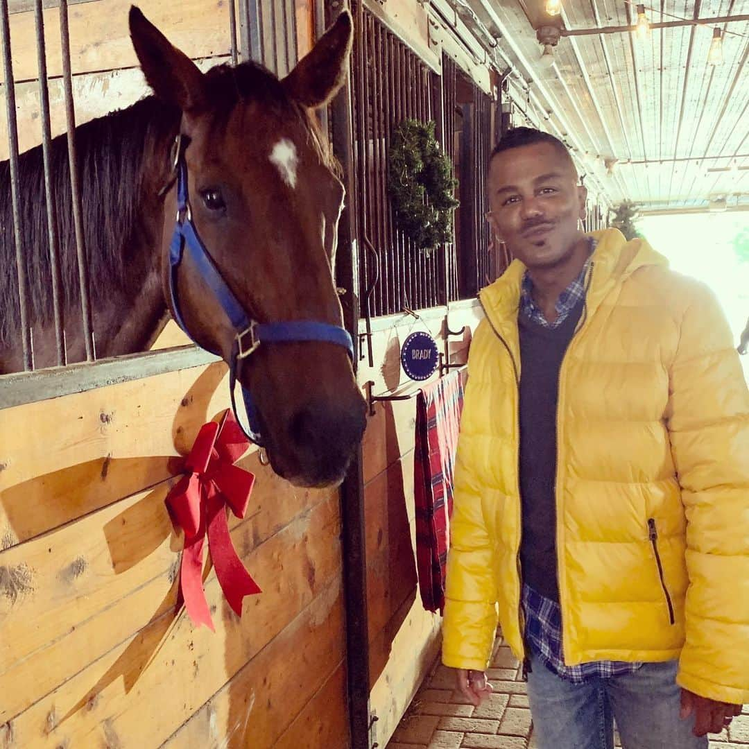 ヤニック・トゥルースデールのインスタグラム：「First job post confinement. There is nothing like shooting a Christmas movie in the middle of the summer! With all the winter clothes, it’s like acting in a portable sauna! Thank god for Benny, that majestic horse.  Do I keep the moustache for a bit after the movie? .#moustache #fuckcovid19 #theshowmustgoon」