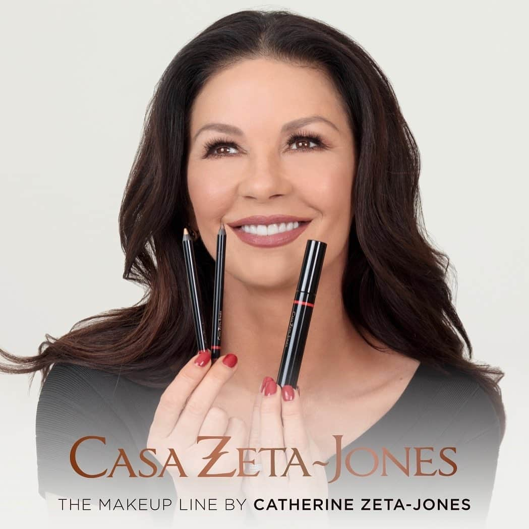 キャサリン・ゼタ・ジョーンズさんのインスタグラム写真 - (キャサリン・ゼタ・ジョーンズInstagram)「Introducing my newest products for @CasaZetaJones, a line of makeup designed by yours truly and developed by the team behind @Wunder2cosmetics  ❤  I have been searching for the best, cruelty-free products to launch a makeup line that makes you feel confident.  Starting with my new mascara and eyeliners, my mission for #CasaZetaJones is to create a universe of products that exude the feeling of effortless elegance that surprises by being both practical and indulgent.  I hope you all love them as much as I do ❤️」7月22日 20時05分 - catherinezetajones