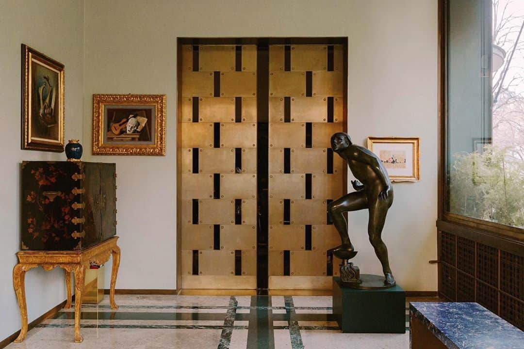 C E R E A Lのインスタグラム：「“The rigorous lines and surfaces of the facade exude a stark glamour, and express the rising place of rationalism in Italy at the time. The marble exterior meets art deco features inside the house, such as walnut floors with rosewood adornments, and a Greek fret on the balustrade of the staircase. The diamond motif, a favourite of the architect, appeared in even the smallest details of the original design, from the ceiling plasterwork in the library to the sliding doors dividing the smoking room and dining room”.  Villa Necchi Campiglio. Read the full story via the link in profile.」