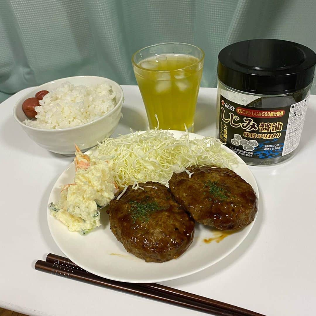 小田幸平さんのインスタグラム写真 - (小田幸平Instagram)「今日の晩ごはんは、マルナカ（スパー）のデミグラスハンバーグとポテトサラダ、キャベツ、しじみ味付け海苔、夏バテ防止梅干しです。いただきま〜す。#愛媛マンダリンパイレーツ#中日ドラゴンズ#読売ジャイアンツ#晩ごはん#デミグラスハンバーグ#ポテトサラダ#キャベツ#梅干し#しじみ味付けのり#はげch」7月22日 20時09分 - oda.kohei