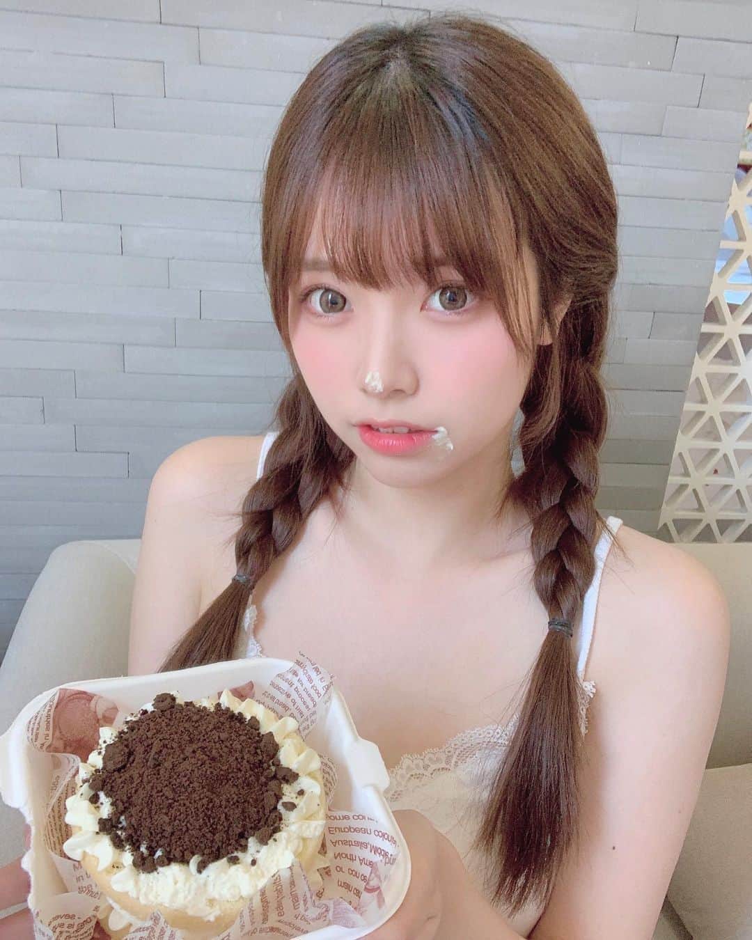 Liyuu（リーユウ）さんのインスタグラム写真 - (Liyuu（リーユウ）Instagram)「ケーキ一口食べる？ (最近中国でけっこう流行ってるの写真撮り方...！」7月22日 20時12分 - koi_liyuu