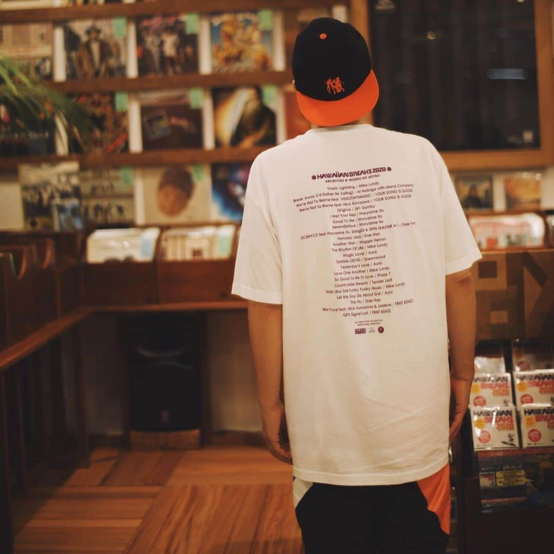 MUROさんのインスタグラム写真 - (MUROInstagram)「本日　@towervinyl でのPOPUP  SHOP「DIGGIN’ TOWER VINYL」にお出で頂いた全ての皆様に、心より感謝感謝‼︎ 「HAWAIIAN BREAKS 2020」 も本日タワレコ先行で無事に㊗️リリースする事ができました🌺 来年の今頃は、ハワイから @alohagotsoul のクルーをこの場に招いて、今回のMIXを生で再現して頂く事が次なる夢デス♪ そして本日、7インチのサンプル盤をショップにわざわざ届けてくれた @tkdakurobuchi 君のニューアルバムから @djwatarai さんとプロデュースした「Get Down」も㊗️リリースされマスター‼︎ アルバムと7インチの完成&発売おめでとうございます‼︎🎉🎉 #20200722 #diggintowervinyl  photo: @murakenphoto」7月22日 20時13分 - dj_muro