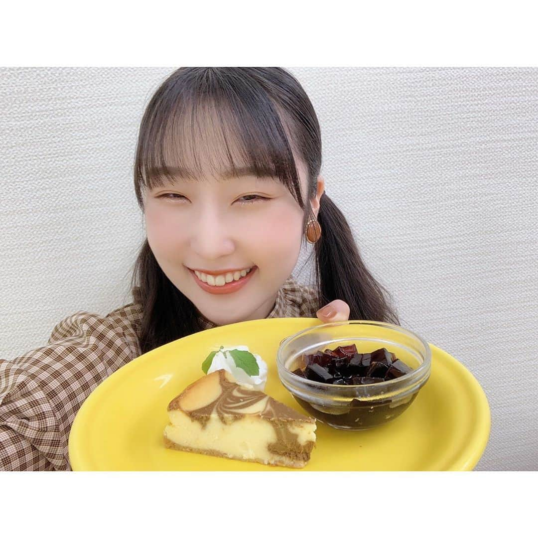 段原瑠々さんのインスタグラム写真 - (段原瑠々Instagram)「ケーキ🍰  ハロープッチカフェにお邪魔してきました！ ありがとうございました☺️  イベント後にケーキ大試食会したよ😆 どれもめちゃくちゃおいしくて、最高でした🤤💗 元気になった！！！  今日のケーキは、カフェオレケーキとコーヒーゼリーでした🌷  #juicejuice  #段原瑠々 #ハロープッチカフェ  #ケーキ  #スイーツ  #おいしかったぁ〜  #幸せ」7月22日 20時15分 - ruru_dambara.official