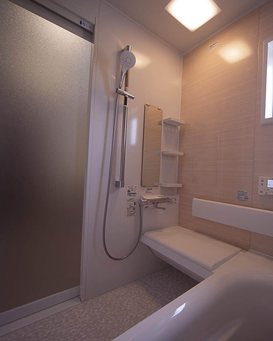 Cozy Homeさんのインスタグラム写真 - (Cozy HomeInstagram)「スッキリした浴室✨  日々の疲れを癒す、大切な場所☺️ ． ． #浴室 #お風呂 #すっきりした浴室 #スッキリ #癒しの場所 ＝＝＝＝＝＝＝＝＝＝＝＝＝＝＝＝＝＝＝＝＝＝＝ 資料請求はコチラ →@cozyhome.wakayama2 ＝＝＝＝＝＝＝＝＝＝＝＝＝＝＝＝＝＝＝＝＝＝＝ 施工写真やイベント情報はプロフィールへ →@cozyhome.wakayama ＝＝＝＝＝＝＝＝＝＝＝＝＝＝＝＝＝＝＝＝＝＝＝ ＊ #コージーホームの家 #注文住宅 #cozyhome #新築#home #インテリア #工務店 #暮らし #マイホーム #コージーホーム #注文住宅和歌山 #和歌山市  #interior #家づくり #住宅 #instahouse #マイホーム計画 #施工写真 #見学会 #おしゃれな家 #暮らしを楽しむ家づくり」7月22日 20時23分 - cozyhome.wakayama