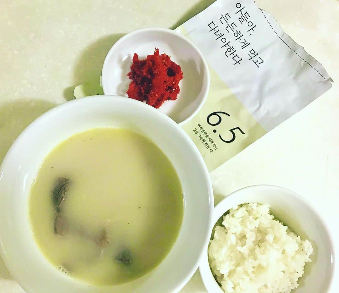 イ・スンヒョのインスタグラム：「집에서 간편하게 먹기 딱 좋군요~ 태우야 맛있다~ ㅋㅋ (명태회무침 장난 아니더라 꼭 같이 먹어야함.) 드셔보실분 정태우 인스타로 가보세요~ 사진 이쁘게 못찍어서 미안하다. 난 사진은 정말... #정태우#아빠곰탕」