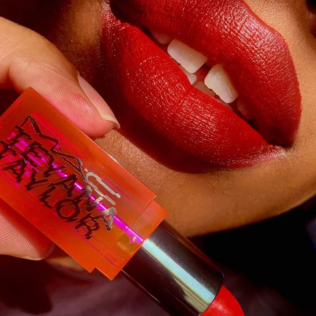 M∙A∙C Cosmetics Japanのインスタグラム：「【本日公式オンラインショップ＆M·A·C心斎橋 先行発売】 全米を熱狂させる多才なエンターテイナー、「テヤナ・テイラー」との限定コラボコレクション✨ ㅤ M·A·Cのアイコニック製品であるリップスティックから4色の限定カラーが登場 💄顔色をぱっと明るくみせる赤リップを主役に、メイクアップを楽しんで✨  ㅤ *M·A·C 伊勢丹 新宿本店 先行販売中 *7月24日(金) 一部店舗限定発売 ㅤ #MACテヤナテイラー #MACTeyanaTaylor #MACCosmeticsJapan #MACCosmetics #MAC #MACコスメ #マックコスメ #コスメ#コスメ紹介#コスメ好き#コスメレポ #化粧品 #デパコス #コスメ部 #コスメマニア #メイク好き#メイク道具#美容大好き#美容好き#トレンドメイク#夏メイク#メイクテク#MACリップ#リップ#リップメイク#リップスティック #リップグロス#ボリューム#マットリップ#リップマニア」