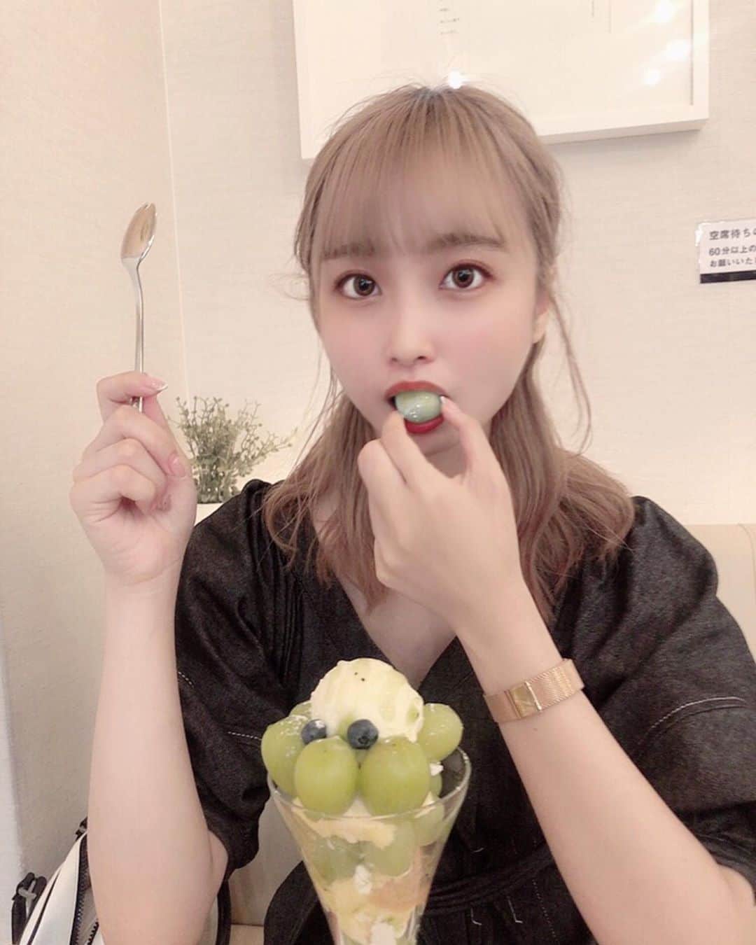 内海里来のインスタグラム：「シャインマスカットパフェ💚ウマ✌(髪ボッサボサ...)﻿ ﻿ ﻿ そして今日は @lotti_eyelash さんにマツパしていただきました👶🏻まつげギュイン＆ちょー綺麗！！！﻿ メイクもらくになるし助かる💭﻿ ありがとうございました🙇‍♀️  . . . #京都カフェ #アローツリー #フルーツパフェ #マスカット #セルカ #リクすたいる #マツパ #今日のメイク #かふぇすたぐらむ #関西カフェ #instacafe #kyotocafe #selfie #snidel #coach #ootd #me #instalikes #l4likes #lfl」