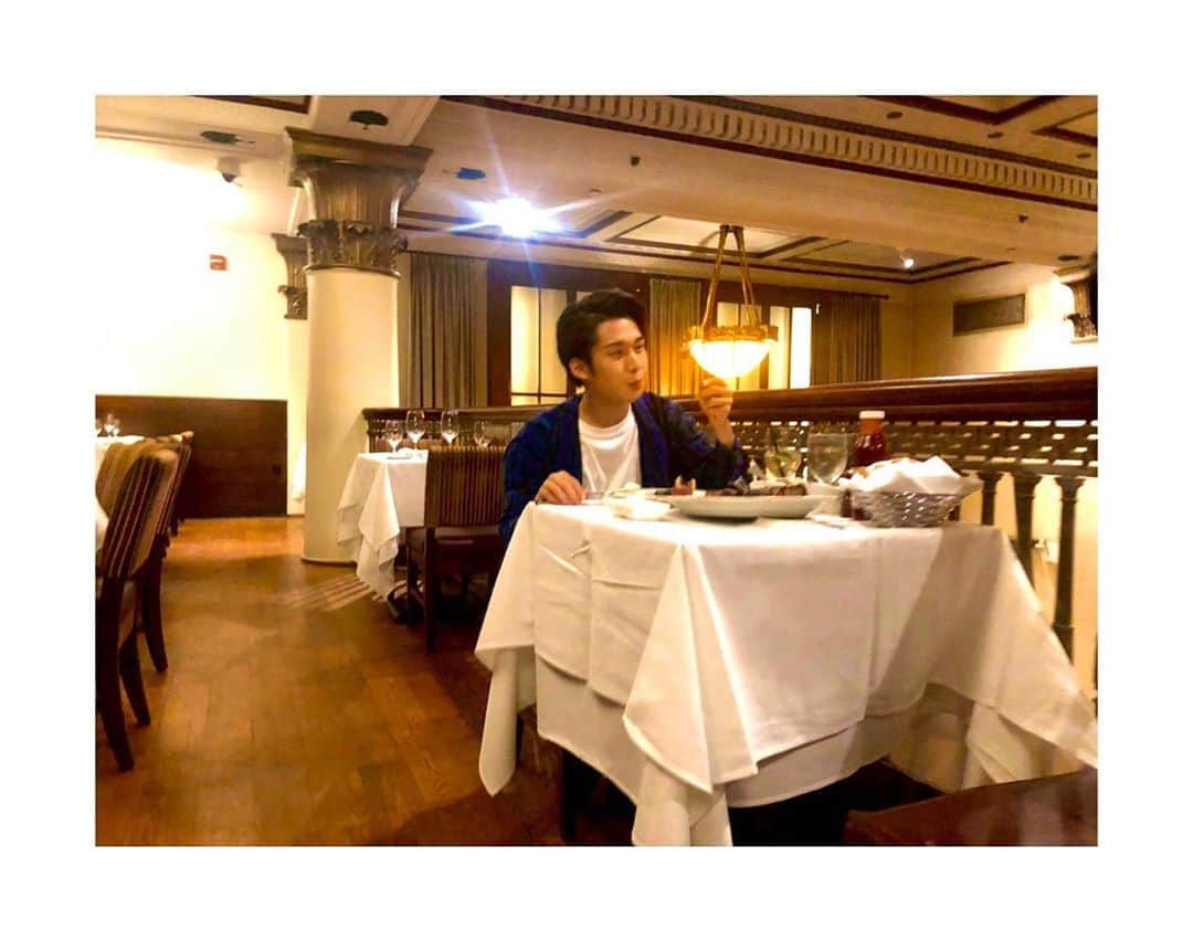 田村心さんのインスタグラム写真 - (田村心Instagram)「_﻿ お肉食べてる写真🍴﻿ ﻿ 多分ちょっともうお腹﻿ 苦しくなってきてる頃。﻿ ﻿ そして﻿ マネージャーさん﻿ 写真ブレてる。﻿」7月22日 20時27分 - shin_tamura_official