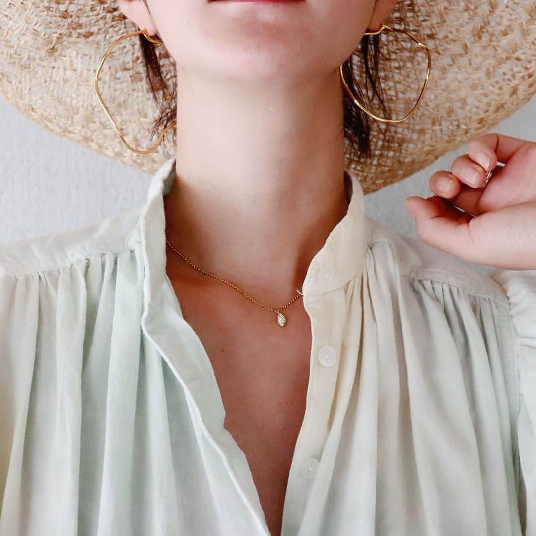 ジュジュのインスタグラム：「もー絶対に"今"欲しかった変形hoop pierce(erは 確認中✍️) . 一から針金で自分の想像のまま作ったのを原型であげてもらった🤍 #silver925ver. #24kコーティングver. . 大満足!!♡ . ご予約販売で発売後👉8月上旬〜中旬までにお届け出来そうです♡ . ...coming soon .  #AkariH#accessory#costumeaccessory#fashion#アクセサリー#アクセ#大振りアクセサリー#jewelry#ジュエリー#pierce#earring#ring#bracelet akarih#akarihchic#アカリ#アカリチック#Akarih#アカリ #2020ss#ss collection#www.akari-h.jp#hrkフク」
