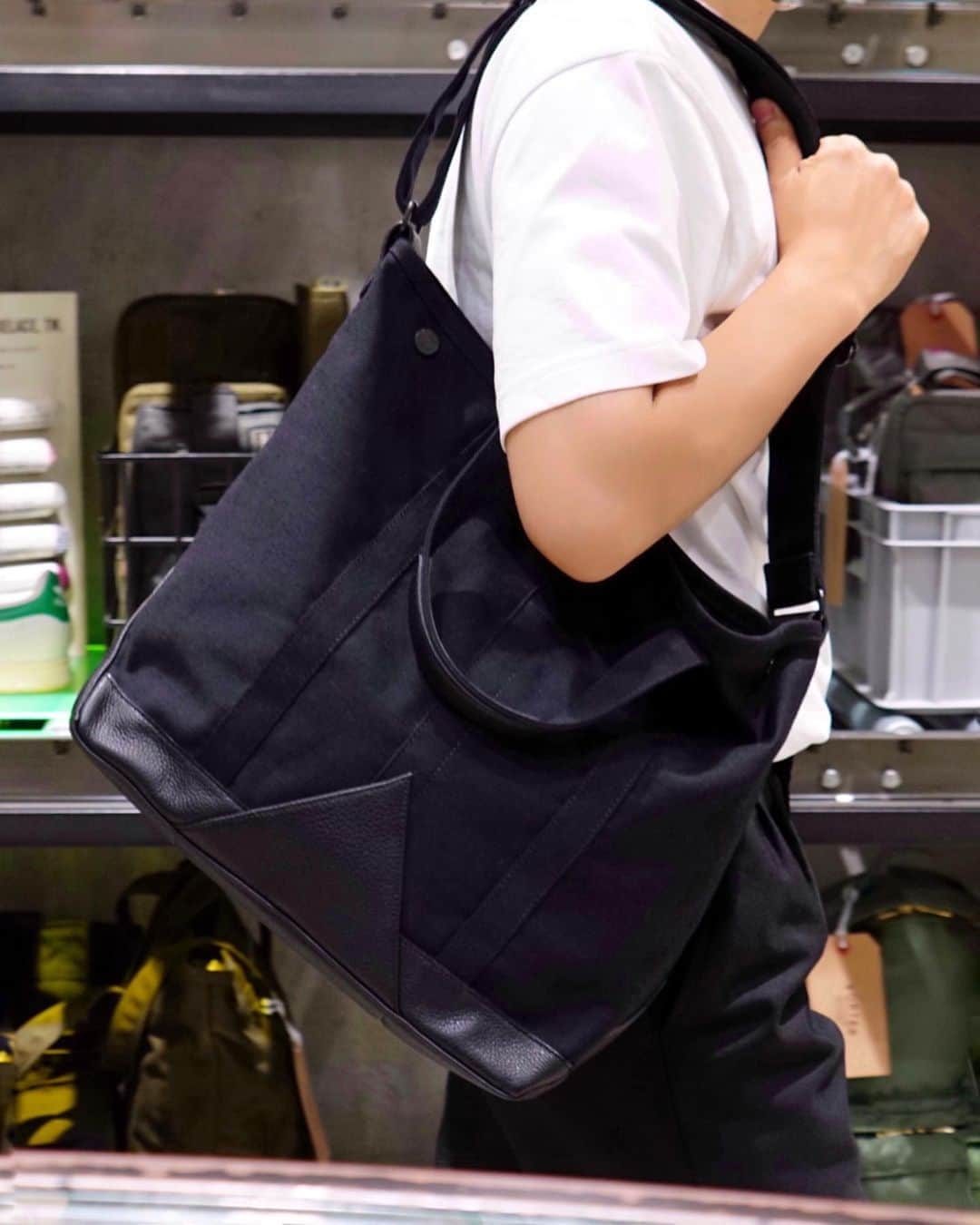 のインスタグラム：「.﻿ SHOP ORIGINAL﻿ COAL﻿ ﻿ オリジナルで開発したナイロン100%のムラ糸とコーデュラ®ナイロンが織りなすナチュラルな風合いが特徴のキャンバス生地と、手触りの良い牛ステアレザーを組み合わせたシリーズ。﻿  通常のコットンキャンバスよりも強くて軽いのが特徴です。  ﻿ 2WAY TOTE BAG（M）﻿ No.381-17054﻿ ￥32,000+tax﻿ W325/H340/D155mm﻿ ﻿ #吉田カバン #ポーター #yoshidakaban #porter #luggagelabel #porterflagshipstore #madeinjapan #japan #porterstand #shinagawa #tokyo ﻿#kyoto #coal #totebag #2way #black #brown」