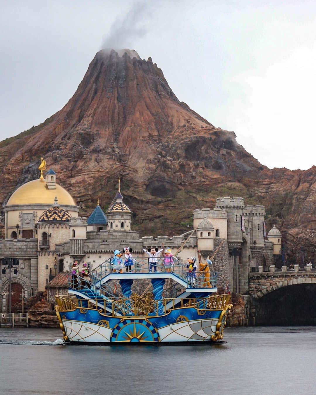 Hatamaさんのインスタグラム写真 - (HatamaInstagram)「＊  ＊  遊び倒した2日間🌋  楽しかったです❣️  #tokyodisneyresort #tokyodisneysea #disneygram #disneylover #disneylove #disneylife #disney #東京ディズニーリゾート #ディズニー #ディズニー好きな人と繋がりたい #ディズニー好きな人と仲良くなりたい #ディズニー女子 #ディズニー散歩 #火山 #プロメテウス火山 #ミッキーたちのご挨拶」7月22日 20時30分 - hatama_1118