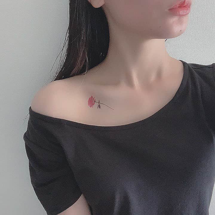 黒津南帆のインスタグラム：「. シールだから3日で消えてしまって 今はもうない🥀🥀🥀 . タトゥーシール集めが趣味になりつつある☺︎ . . #タトゥー #タトゥー女子 #タトゥーデザイン #タトゥーシール #タトゥー画像 #タトゥーアート #タトゥーアートシール #シール #シールタトゥー #花 #花タトゥー #花タトゥーシール #薔薇 #薔薇タトゥー #デコルテ #鎖骨 #趣味 #suhada」