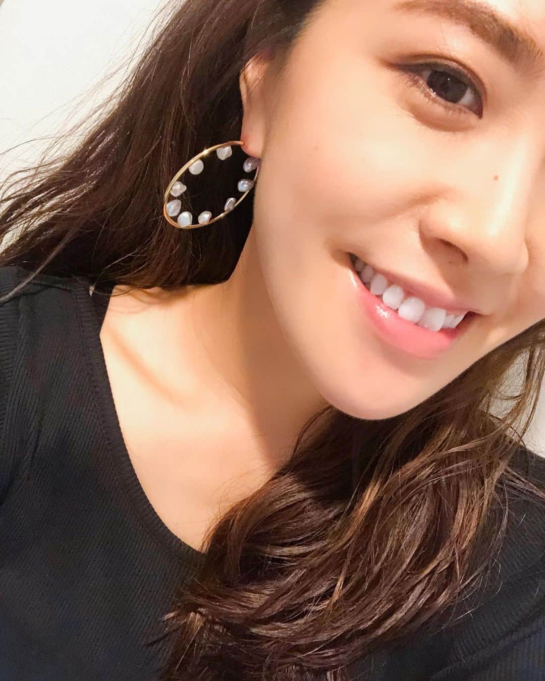 堤友香さんのインスタグラム写真 - (堤友香Instagram)「. 雨に濡れて欲しくなくて 家でばかりつけている おnewピアス。 @mariablackjewellery ☺️ #mariablack #マリアブラック #大好き #片耳ピアス」7月22日 20時31分 - yuka_tsutsumi0605