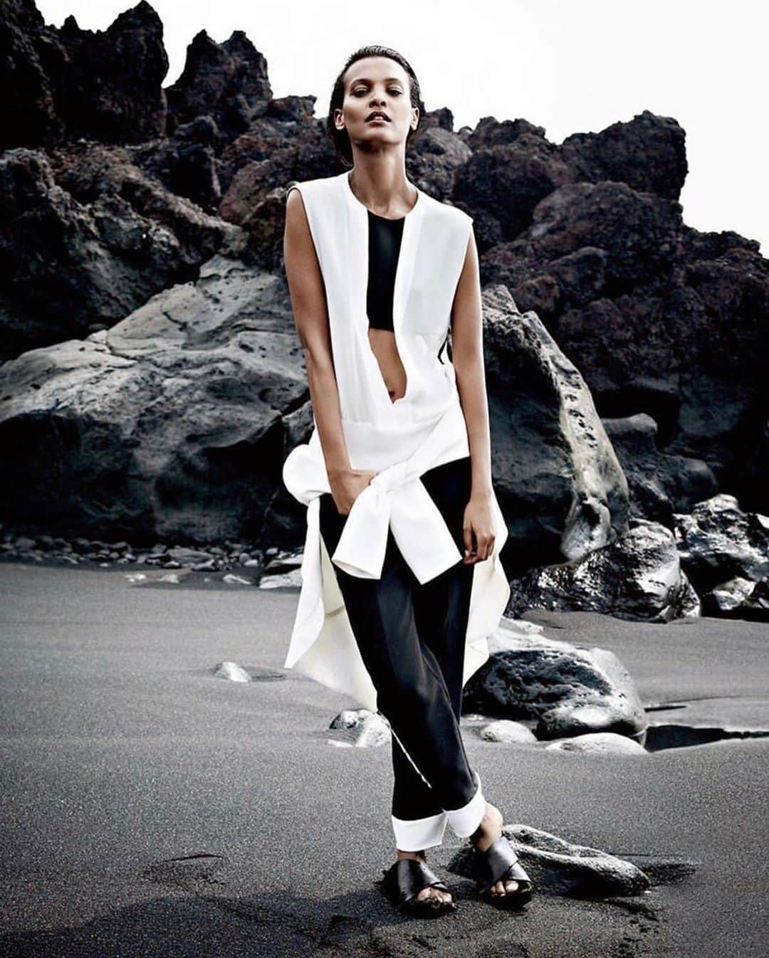 ナルシソロドリゲスさんのインスタグラム写真 - (ナルシソロドリゲスInstagram)「Maximal monochrome. @LiyaKebede wearing Narciso Rodriguez in the March 2013 issue of @HarpersBazaarUS. Style by @AlastairMcKimm, Photo by @NathanielGoldberg. #NARCISO #narcisorodriguez #harpersbazaar #liyakebede」7月22日 20時32分 - narciso_rodriguez