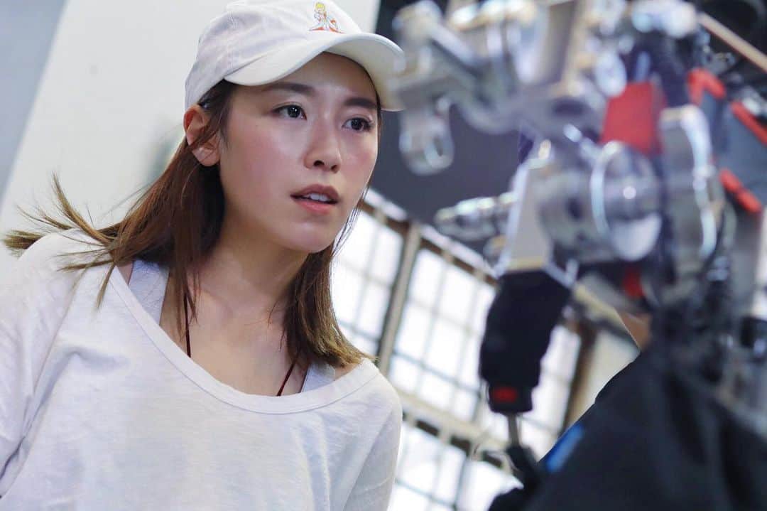 Miss Hunnyのインスタグラム：「感到徬徨沒有關係， 徬徨過後振作起來就好了， 既然命運將此等挑戰給予我們， 就好好把握這個練習「如何處理」的機會， 因為徬徨的日子還有很多...... 圖中此人就正為拍攝OVER RUN 而感到萬分徬徨 (´･_･`)」