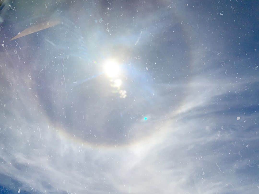 のインスタグラム：「今日の空と太陽と虹の輪！今日という日を愛せるように。🤍🕊🌈 #Rihwa #love #lovetoday #sky」