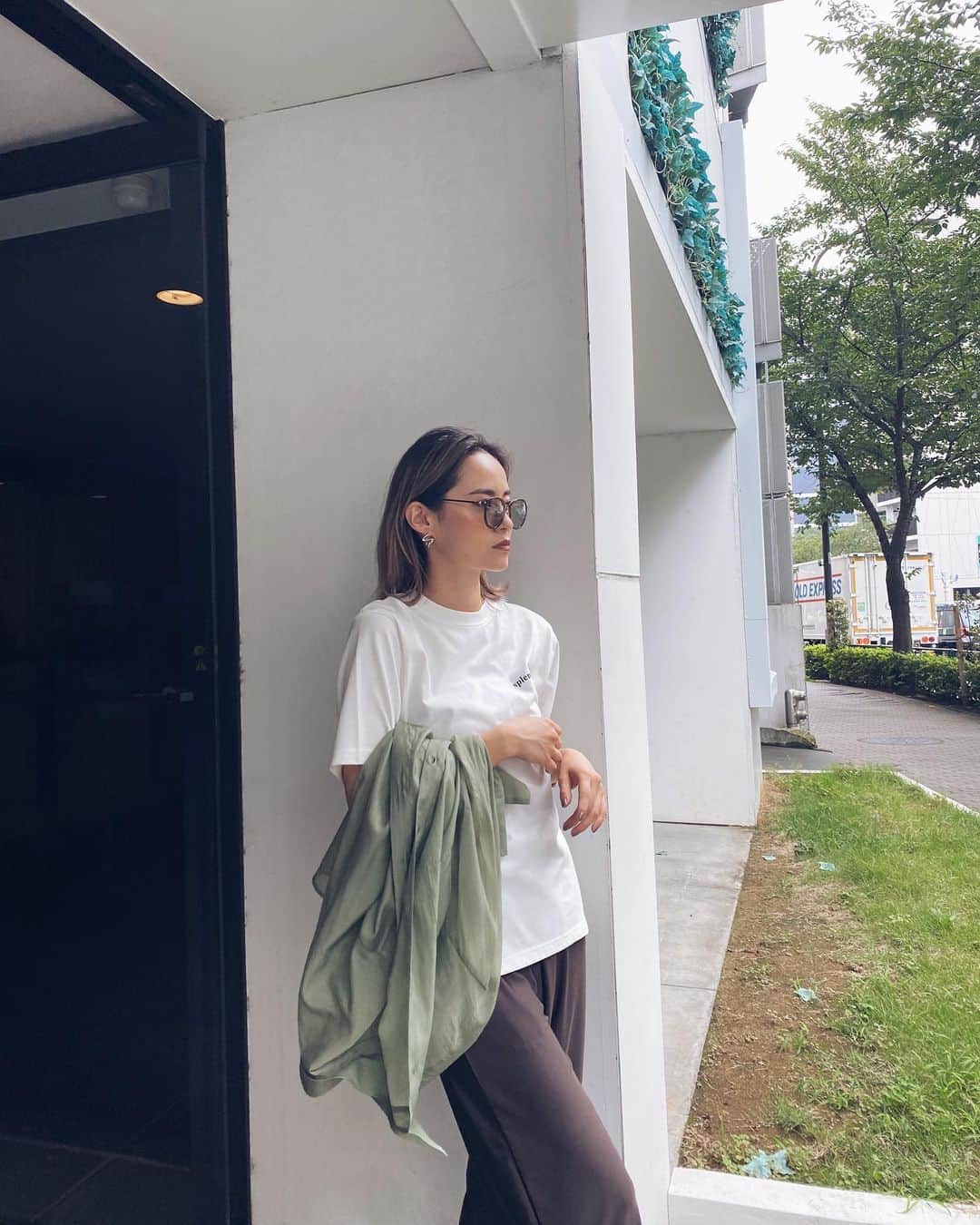 関本香里さんのインスタグラム写真 - (関本香里Instagram)「ㅤㅤㅤ today's coordinate. パンツは明日発売の シャインストレートパンツ。 ㅤㅤㅤ ストレスフリーで履いていただける 夏にぴったりのパンツ❤️  ㅤㅤㅤ Tシャツももうすぐ発売なの。 今年はバックプリントに目がいく🥺 #murua」7月22日 20時41分 - kaori_sekimoto_