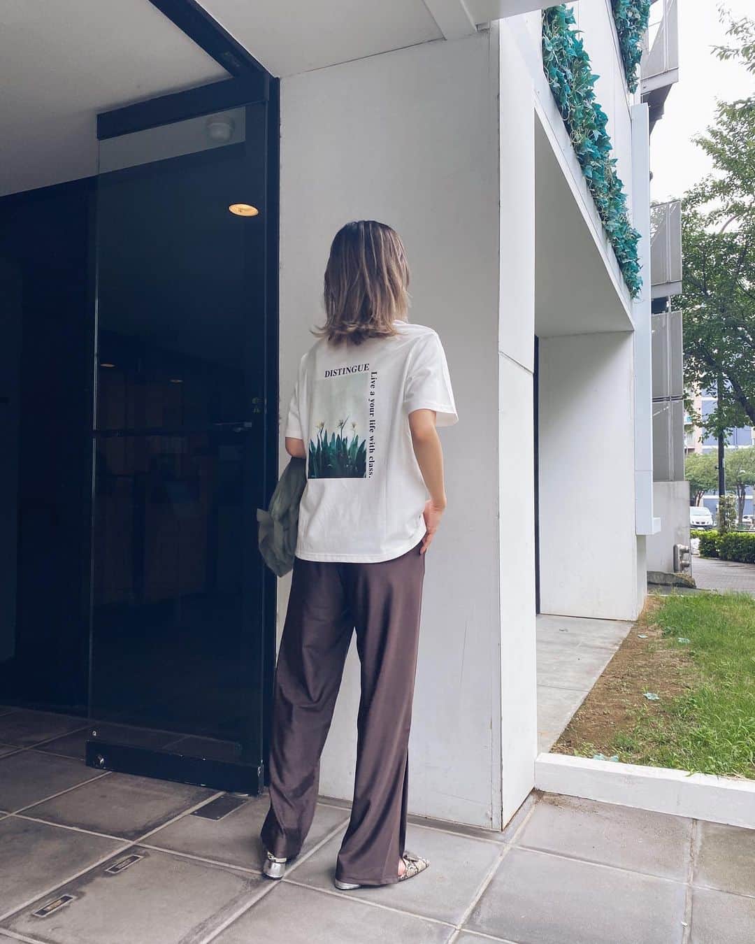 関本香里さんのインスタグラム写真 - (関本香里Instagram)「ㅤㅤㅤ today's coordinate. パンツは明日発売の シャインストレートパンツ。 ㅤㅤㅤ ストレスフリーで履いていただける 夏にぴったりのパンツ❤️  ㅤㅤㅤ Tシャツももうすぐ発売なの。 今年はバックプリントに目がいく🥺 #murua」7月22日 20時41分 - kaori_sekimoto_