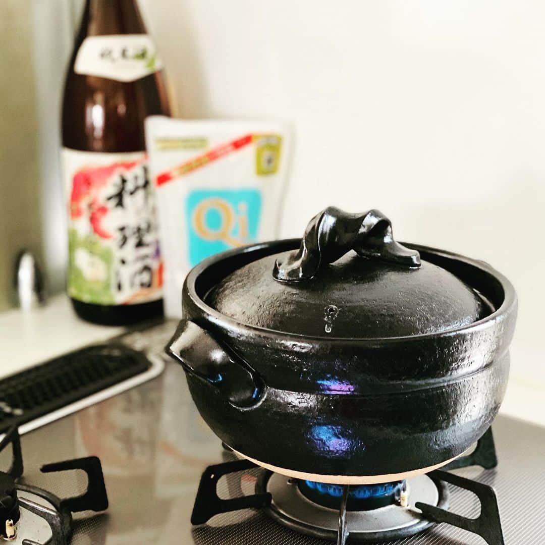 木嶋菜穂子のインスタグラム：「. . 【効率化から一旦離れてみた 豊かな暮らし】 　 最近、﻿ ﻿ ・西宮の物販倉庫兼オフィス﻿ ・東京のオフィスオープン﻿ と、﻿ ﻿ 仕事の拠点を﻿ 少しずつ広げつつ、﻿ ﻿ 自宅も﻿ 環境見直し中です🌻﻿ 　﻿ ﻿ ﻿ ほとんどの家具家電を譲り﻿ ﻿ 電子レンジ﻿ トースター 炊飯器﻿ 湯沸かしケトル﻿ テレビ﻿ ブルーレイ﻿ ルンバ﻿ ブラーバ﻿ ﻿ そういう﻿ ボタン一つで完了する﻿ AI家事から一旦離れ﻿ ﻿ 今までの "時短効率家事" とは﻿ 真反対の生活に。﻿ ﻿ ﻿ ﻿ ごはん鍋を見守りながら﻿ おこげがパチパチする匂いを感じ﻿ ﻿ トースターの代わりに﻿ コンロの遠赤外線でパンを焼き﻿ ﻿ やかんで﻿ 吹きこぼれないように﻿ お湯を沸かして、﻿ ﻿ なんだか﻿ おだやかな朝ごはん。﻿ ﻿ ﻿ ﻿ 今まで、﻿ なにごとにも﻿ ﻿ "そんな時間ない"﻿ と、思ってしまっていたけど﻿ ﻿ やってみると﻿ 急に豊かな気持ちになれて不思議♡﻿ ﻿ ﻿ ﻿ 外注してた掃除も、﻿ ﻿ 雑巾を洗いながら﻿ 床や壁をふいていくと﻿ 心の奥からすっきり。﻿ ﻿ 今までにないほど﻿ めちゃくちゃ気持ちいい空間になり﻿ 感動してます✨﻿ ﻿ ﻿ ﻿ とはいえ。﻿ ﻿ 時は金なり。﻿ ﻿ ﻿ ﻿ 必要なものは﻿ 即アップデートして﻿ 便利さとの折り合いをつけて﻿ 新しい心豊かな暮らしを﻿ 楽しもうと思ってます♡﻿ ﻿ もう配線と組立系が不明すぎて﻿ あちこち色々と放置なんだけど﻿ ﻿ とりあえず心機一転^ ^✨﻿ 　﻿ ﻿ ﻿ あたらしく﻿ ﻿ 必要なものだけ、﻿ 大切なものだけ、﻿ 　﻿ シンプルに整えて﻿ 心から気持ちよさを感じながら﻿ 生きていきたいと思います﻿ ﻿ ﻿ 🌻初めてさんの在宅副業 の第一歩﻿ メルカリ輸入物販 札幌セミナー﻿ 　﻿ 8/22 (土) 10時〜12時　﻿ 　﻿ セミナー内容も、﻿ コミュニティも﻿ 進化を重ねてパワーアップ中✨﻿ 　﻿ 詳細はLINE@より﻿ ﻿ "札幌"﻿ ﻿ と、ご返信下さい^ ^」