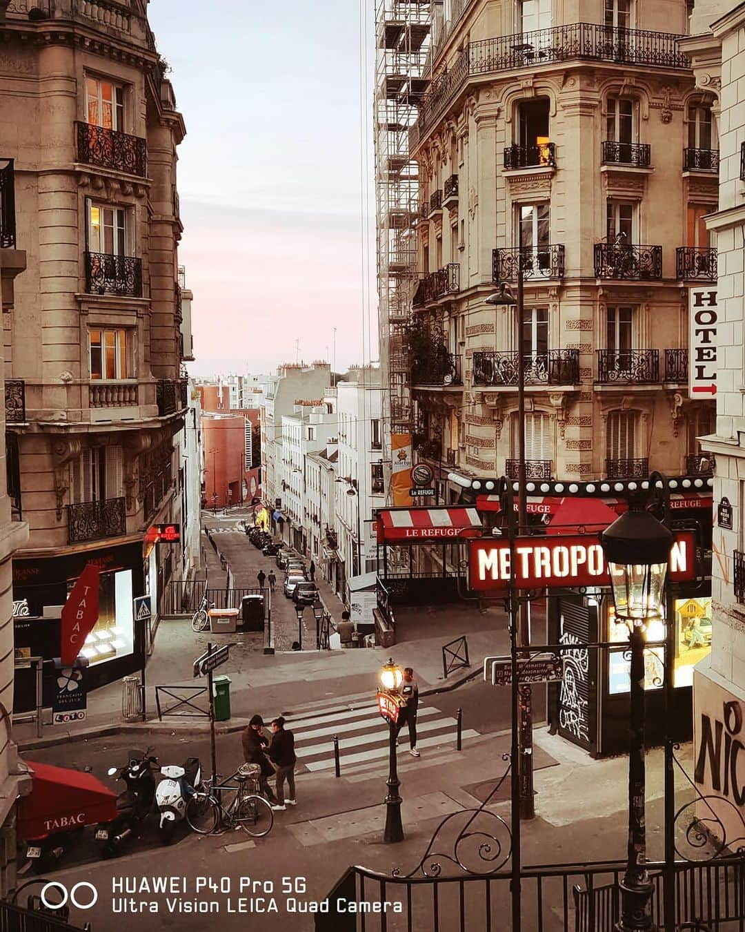 jeffさんのインスタグラム写真 - (jeffInstagram)「Strolling through Montmartre, by the end of the day to chat some scenes. Enjoying the zoom of the #HuaweiP40Pro #Huawei @huaweimobilefr #Ad」7月22日 20時46分 - jeffonline