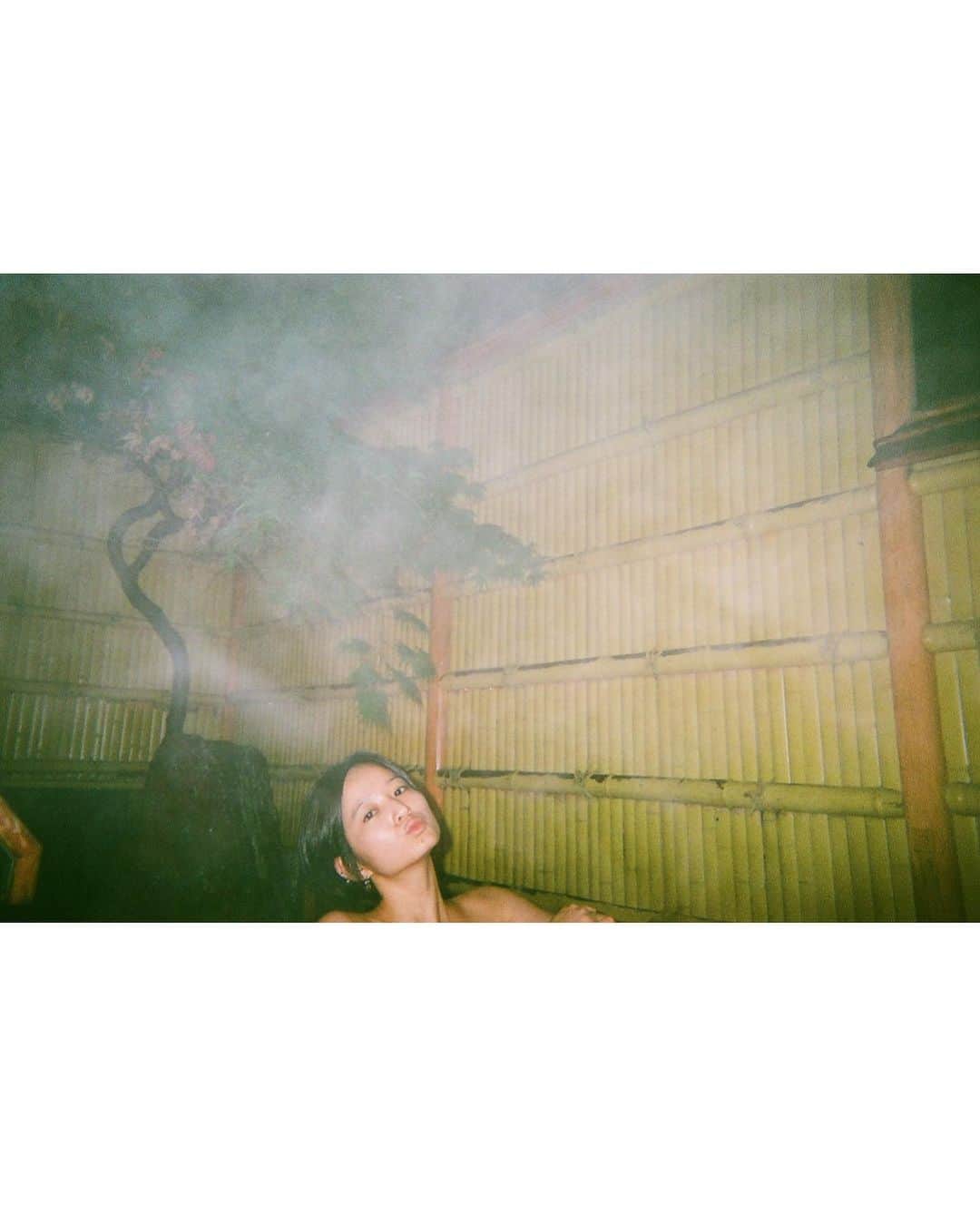 入夏さんのインスタグラム写真 - (入夏Instagram)「温泉好きだなぁ♨️ お部屋についてると、1日中出たり入ったり出来るからさらに良い🧖‍♀️  緑を眺めながら温泉に浸かれるのは最高の癒し❤️ 肌もツルツルになってご機嫌です。  #onsen」7月22日 20時47分 - iruka__offi