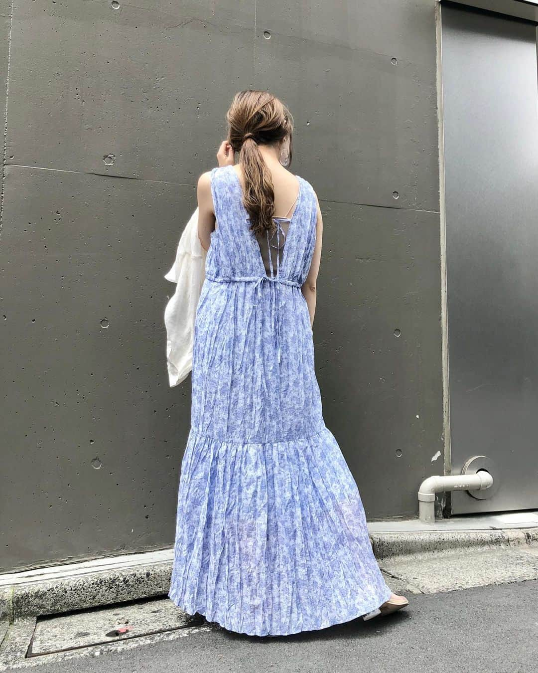 miho uesugiさんのインスタグラム写真 - (miho uesugiInstagram)「花柄ワッシャーシフォンワンピースの着回し👗  ㅤㅤㅤㅤㅤㅤㅤㅤㅤㅤㅤㅤㅤ 前後逆に着て頂いても気分が変わります。 インナーにはタンクトップだけではなく、 TシャツでもOK！ シャツを上から羽織るのもお勧めです。  ㅤㅤㅤㅤㅤㅤㅤㅤㅤㅤㅤㅤㅤ ワンパターンになりがちなワンピースの着こなしの幅が広いのって、凄く嬉しい…！！  ㅤㅤㅤㅤㅤㅤㅤㅤㅤㅤㅤㅤㅤ オンラインサイトへの入荷は、 もうしばらくお待ちくださいませ☺️  ㅤㅤㅤㅤㅤㅤㅤㅤㅤㅤㅤㅤㅤ 明日から限定ショッパーの配布開始！ 木金土とお店におります♡  ㅤㅤㅤㅤㅤㅤㅤㅤㅤㅤㅤㅤㅤ #Kastane」7月22日 20時48分 - uepoooning