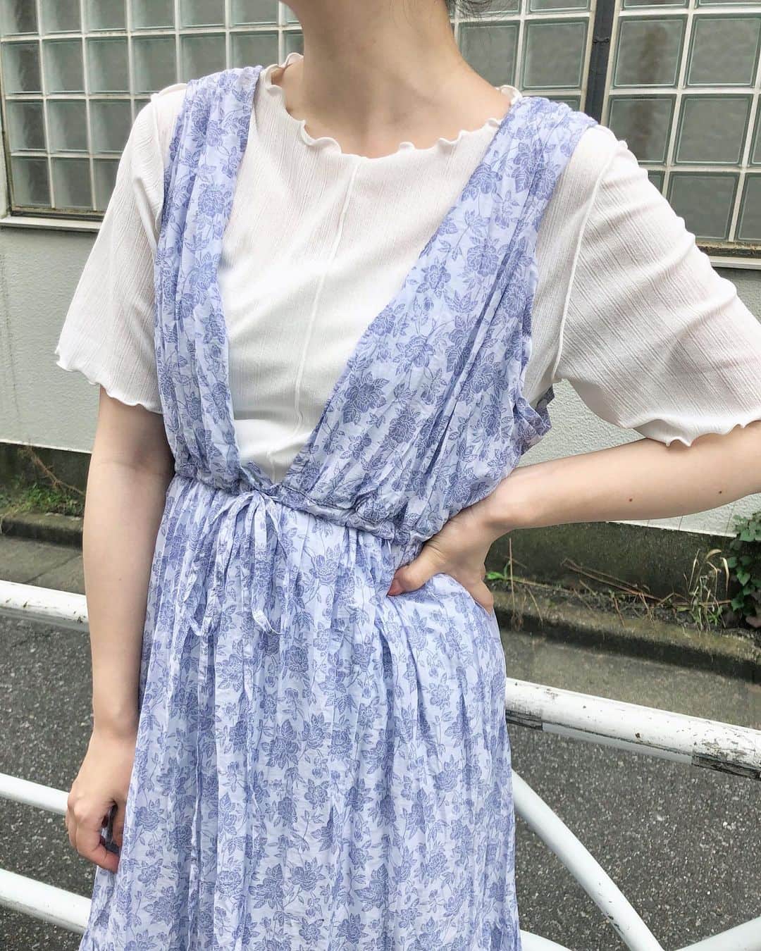 miho uesugiさんのインスタグラム写真 - (miho uesugiInstagram)「花柄ワッシャーシフォンワンピースの着回し👗  ㅤㅤㅤㅤㅤㅤㅤㅤㅤㅤㅤㅤㅤ 前後逆に着て頂いても気分が変わります。 インナーにはタンクトップだけではなく、 TシャツでもOK！ シャツを上から羽織るのもお勧めです。  ㅤㅤㅤㅤㅤㅤㅤㅤㅤㅤㅤㅤㅤ ワンパターンになりがちなワンピースの着こなしの幅が広いのって、凄く嬉しい…！！  ㅤㅤㅤㅤㅤㅤㅤㅤㅤㅤㅤㅤㅤ オンラインサイトへの入荷は、 もうしばらくお待ちくださいませ☺️  ㅤㅤㅤㅤㅤㅤㅤㅤㅤㅤㅤㅤㅤ 明日から限定ショッパーの配布開始！ 木金土とお店におります♡  ㅤㅤㅤㅤㅤㅤㅤㅤㅤㅤㅤㅤㅤ #Kastane」7月22日 20時48分 - uepoooning