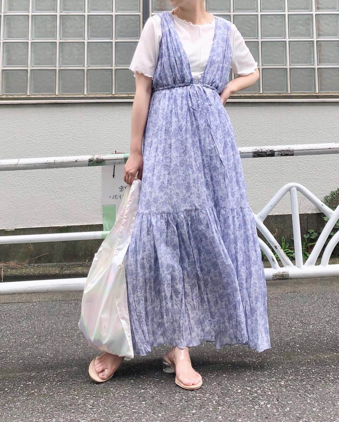 miho uesugiさんのインスタグラム写真 - (miho uesugiInstagram)「花柄ワッシャーシフォンワンピースの着回し👗  ㅤㅤㅤㅤㅤㅤㅤㅤㅤㅤㅤㅤㅤ 前後逆に着て頂いても気分が変わります。 インナーにはタンクトップだけではなく、 TシャツでもOK！ シャツを上から羽織るのもお勧めです。  ㅤㅤㅤㅤㅤㅤㅤㅤㅤㅤㅤㅤㅤ ワンパターンになりがちなワンピースの着こなしの幅が広いのって、凄く嬉しい…！！  ㅤㅤㅤㅤㅤㅤㅤㅤㅤㅤㅤㅤㅤ オンラインサイトへの入荷は、 もうしばらくお待ちくださいませ☺️  ㅤㅤㅤㅤㅤㅤㅤㅤㅤㅤㅤㅤㅤ 明日から限定ショッパーの配布開始！ 木金土とお店におります♡  ㅤㅤㅤㅤㅤㅤㅤㅤㅤㅤㅤㅤㅤ #Kastane」7月22日 20時48分 - uepoooning