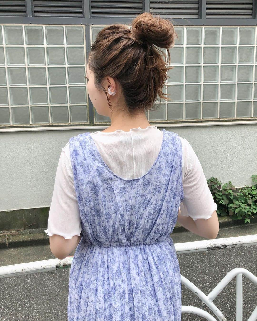 miho uesugiさんのインスタグラム写真 - (miho uesugiInstagram)「花柄ワッシャーシフォンワンピースの着回し👗  ㅤㅤㅤㅤㅤㅤㅤㅤㅤㅤㅤㅤㅤ 前後逆に着て頂いても気分が変わります。 インナーにはタンクトップだけではなく、 TシャツでもOK！ シャツを上から羽織るのもお勧めです。  ㅤㅤㅤㅤㅤㅤㅤㅤㅤㅤㅤㅤㅤ ワンパターンになりがちなワンピースの着こなしの幅が広いのって、凄く嬉しい…！！  ㅤㅤㅤㅤㅤㅤㅤㅤㅤㅤㅤㅤㅤ オンラインサイトへの入荷は、 もうしばらくお待ちくださいませ☺️  ㅤㅤㅤㅤㅤㅤㅤㅤㅤㅤㅤㅤㅤ 明日から限定ショッパーの配布開始！ 木金土とお店におります♡  ㅤㅤㅤㅤㅤㅤㅤㅤㅤㅤㅤㅤㅤ #Kastane」7月22日 20時48分 - uepoooning