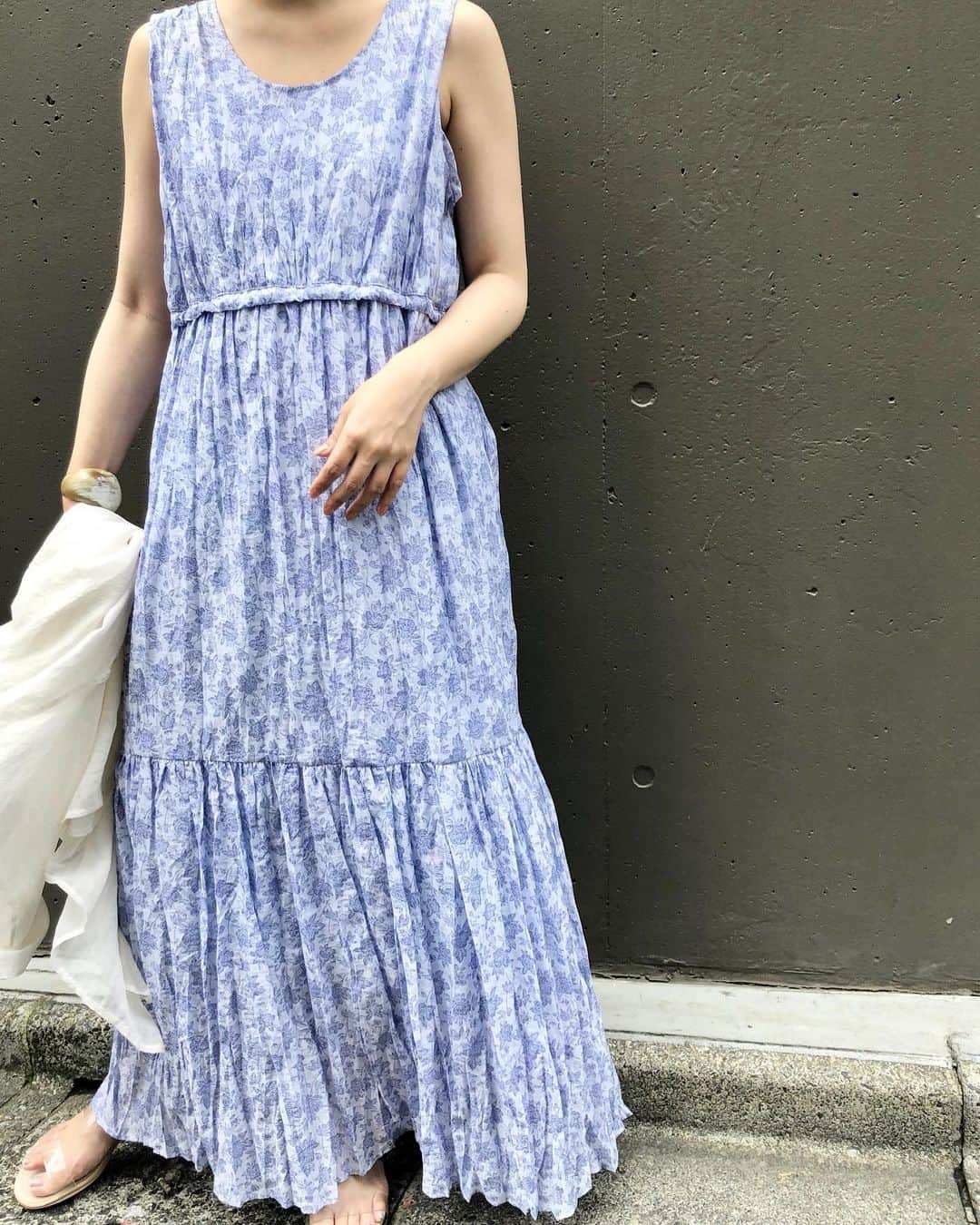 miho uesugiさんのインスタグラム写真 - (miho uesugiInstagram)「花柄ワッシャーシフォンワンピースの着回し👗  ㅤㅤㅤㅤㅤㅤㅤㅤㅤㅤㅤㅤㅤ 前後逆に着て頂いても気分が変わります。 インナーにはタンクトップだけではなく、 TシャツでもOK！ シャツを上から羽織るのもお勧めです。  ㅤㅤㅤㅤㅤㅤㅤㅤㅤㅤㅤㅤㅤ ワンパターンになりがちなワンピースの着こなしの幅が広いのって、凄く嬉しい…！！  ㅤㅤㅤㅤㅤㅤㅤㅤㅤㅤㅤㅤㅤ オンラインサイトへの入荷は、 もうしばらくお待ちくださいませ☺️  ㅤㅤㅤㅤㅤㅤㅤㅤㅤㅤㅤㅤㅤ 明日から限定ショッパーの配布開始！ 木金土とお店におります♡  ㅤㅤㅤㅤㅤㅤㅤㅤㅤㅤㅤㅤㅤ #Kastane」7月22日 20時48分 - uepoooning